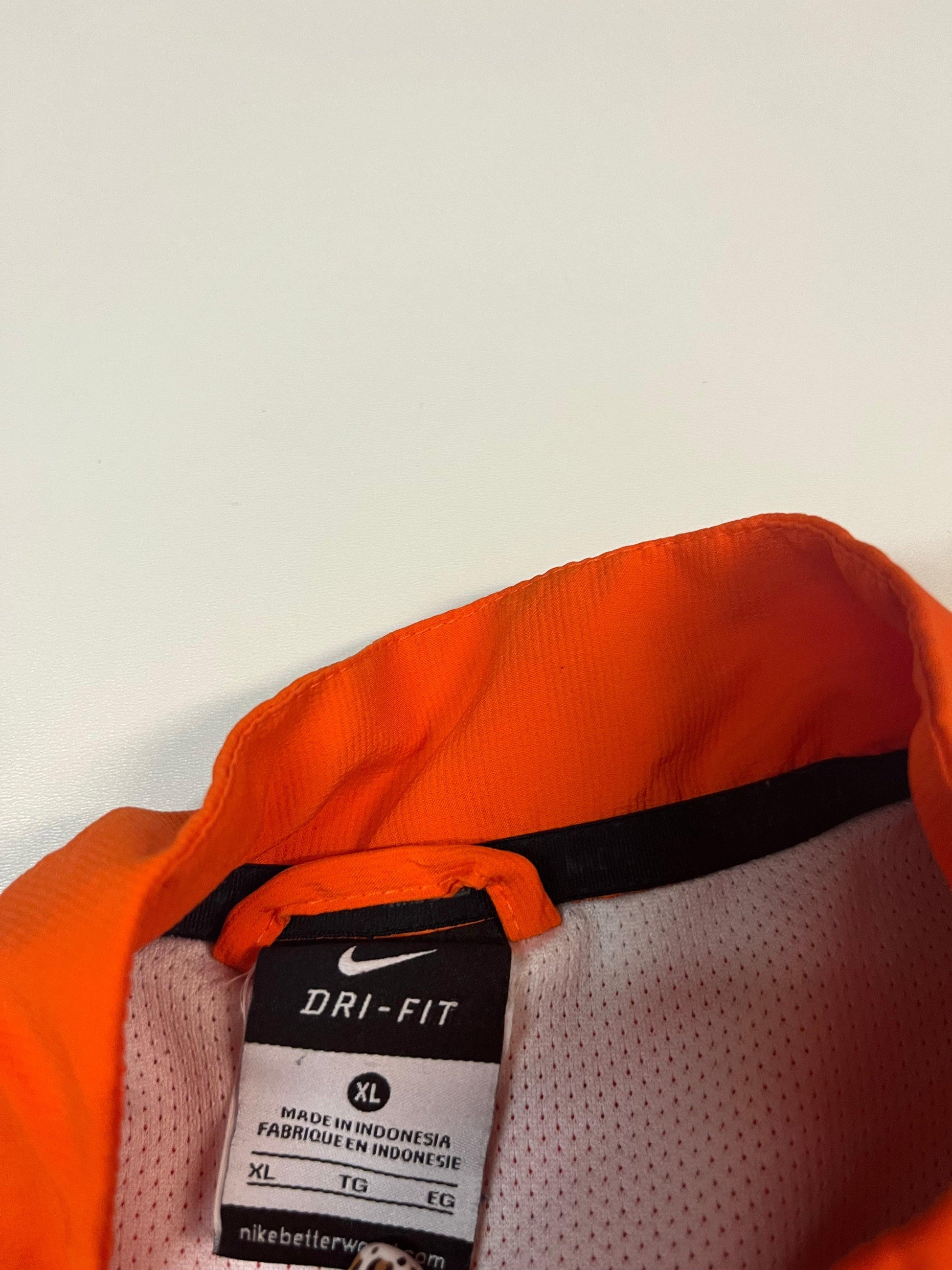 Entdecke unsere Vintage Track Pants von Nike und anderen Marken, erhältlich bei Valuxery.de - Dein Shop für trendige Vintage - Kleidung. Unsere Track Pants sind aus hochwertigen Materialien und