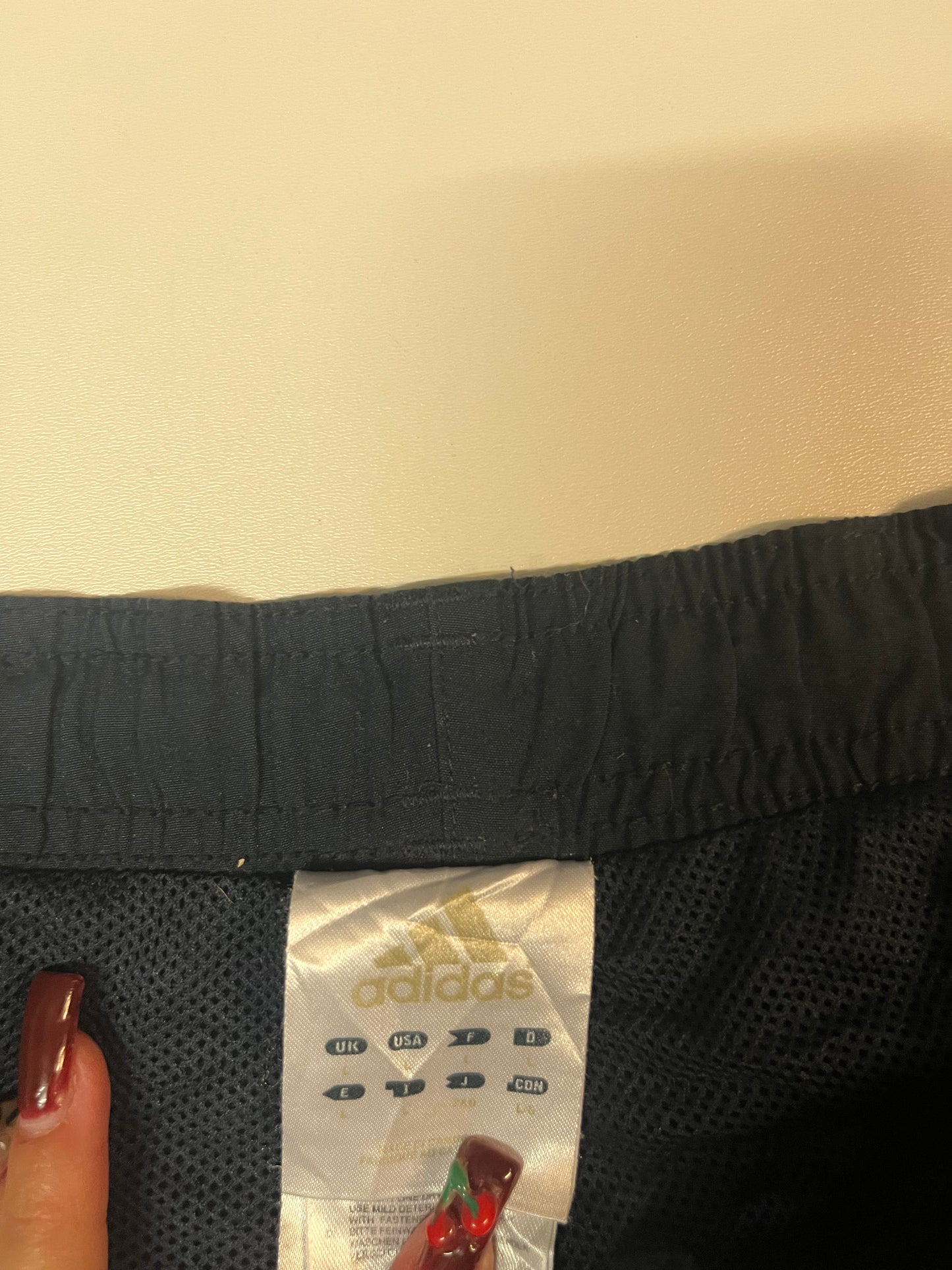 Entdecke unsere Vintage Track Pants von Nike und anderen Marken, erhältlich bei Valuxery.de - Dein Shop für trendige Vintage - Kleidung. Unsere Track Pants sind aus hochwertigen Materialien und