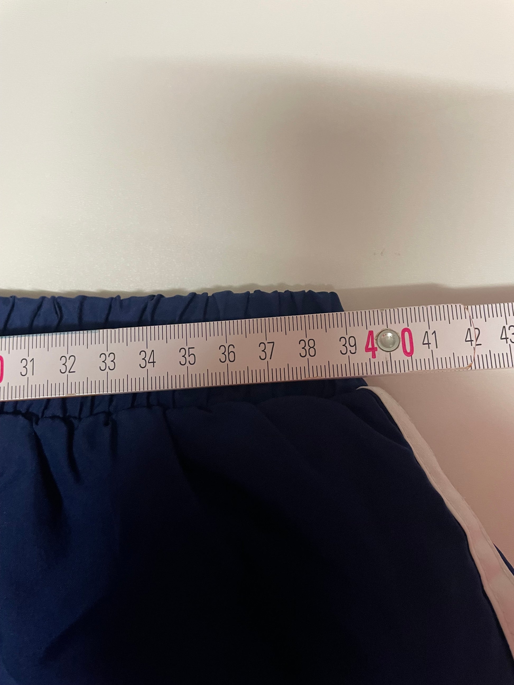 Entdecke unsere Vintage Track Pants von Nike und anderen Marken, erhältlich bei Valuxery.de - Dein Shop für trendige Vintage - Kleidung. Unsere Track Pants sind aus hochwertigen Materialien und