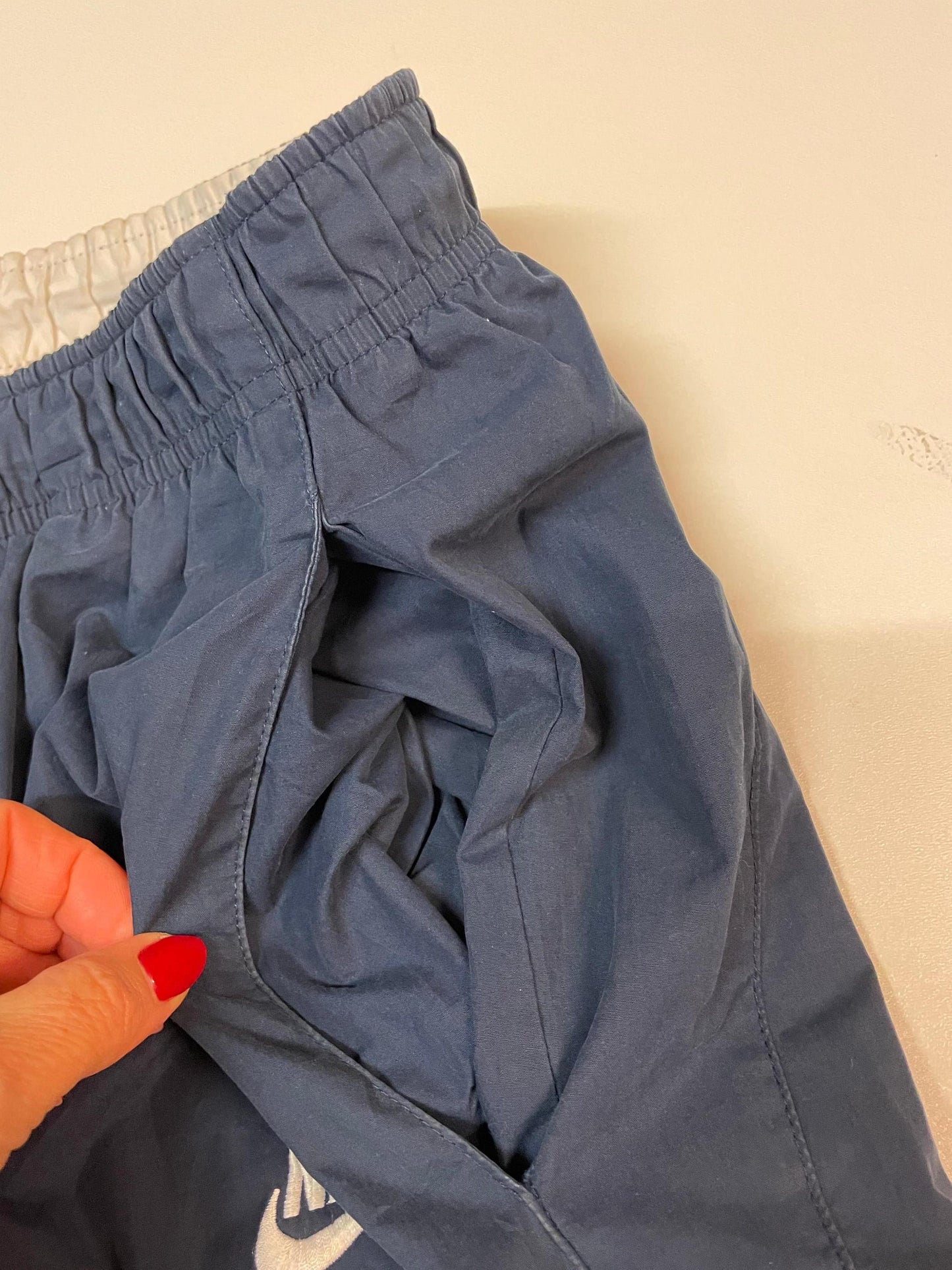 Entdecke unsere Vintage Track Pants von Nike und anderen Marken, erhältlich bei Valuxery.de - Dein Shop für trendige Vintage - Kleidung. Unsere Track Pants sind aus hochwertigen Materialien und