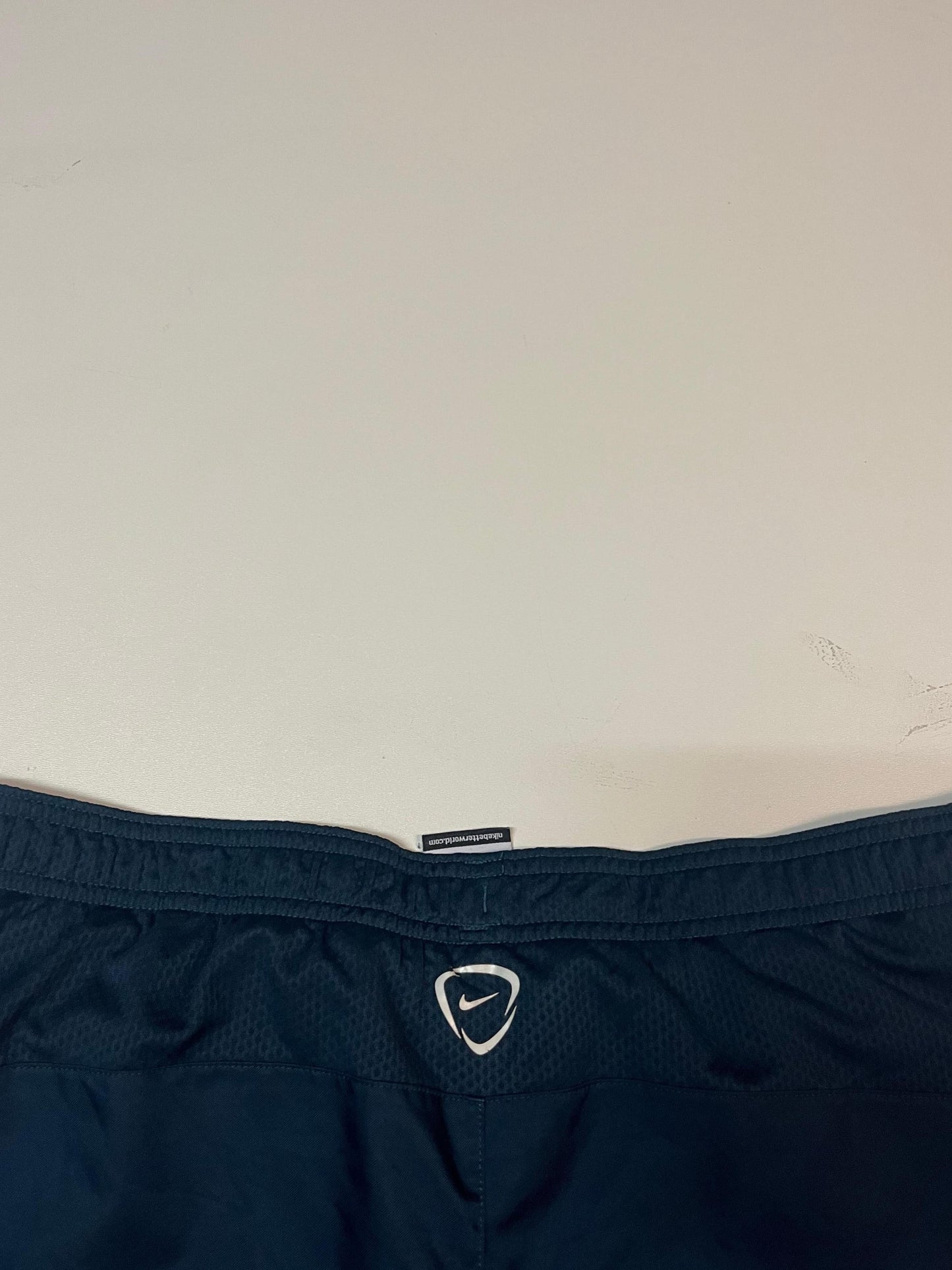 Entdecke unsere Vintage Track Pants von Nike und anderen Marken, erhältlich bei Valuxery.de - Dein Shop für trendige Vintage - Kleidung. Unsere Track Pants sind aus hochwertigen Materialien und