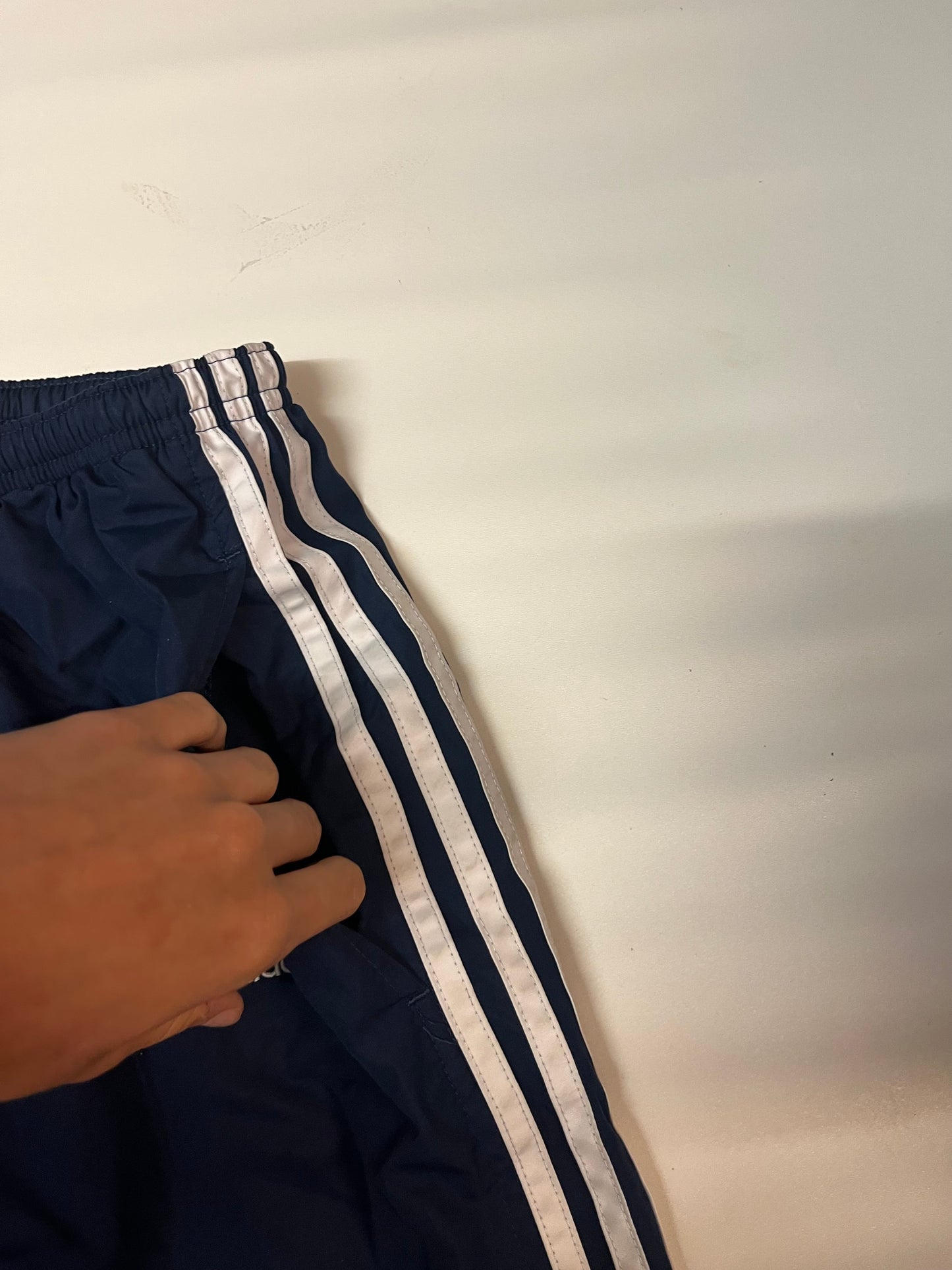 Entdecke unsere Vintage Track Pants von Nike und anderen Marken, erhältlich bei Valuxery.de - Dein Shop für trendige Vintage - Kleidung. Unsere Track Pants sind aus hochwertigen Materialien und