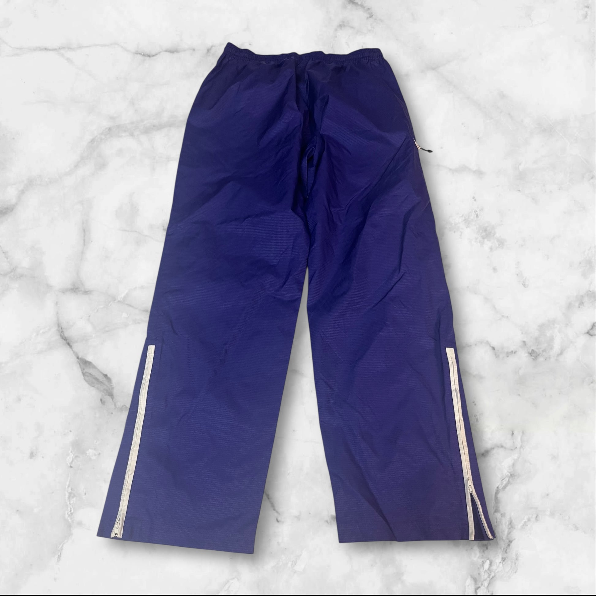 Entdecke unsere Vintage Track Pants von Nike und anderen Marken, erhältlich bei Valuxery.de - Dein Shop für trendige Vintage - Kleidung. Unsere Track Pants sind aus hochwertigen Materialien und