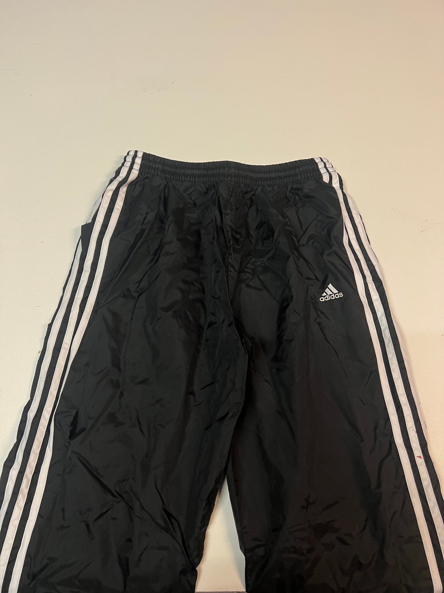 Entdecke unsere Vintage Track Pants von Nike und anderen Marken, erhältlich bei Valuxery.de - Dein Shop für trendige Vintage - Kleidung. Unsere Track Pants sind aus hochwertigen Materialien und