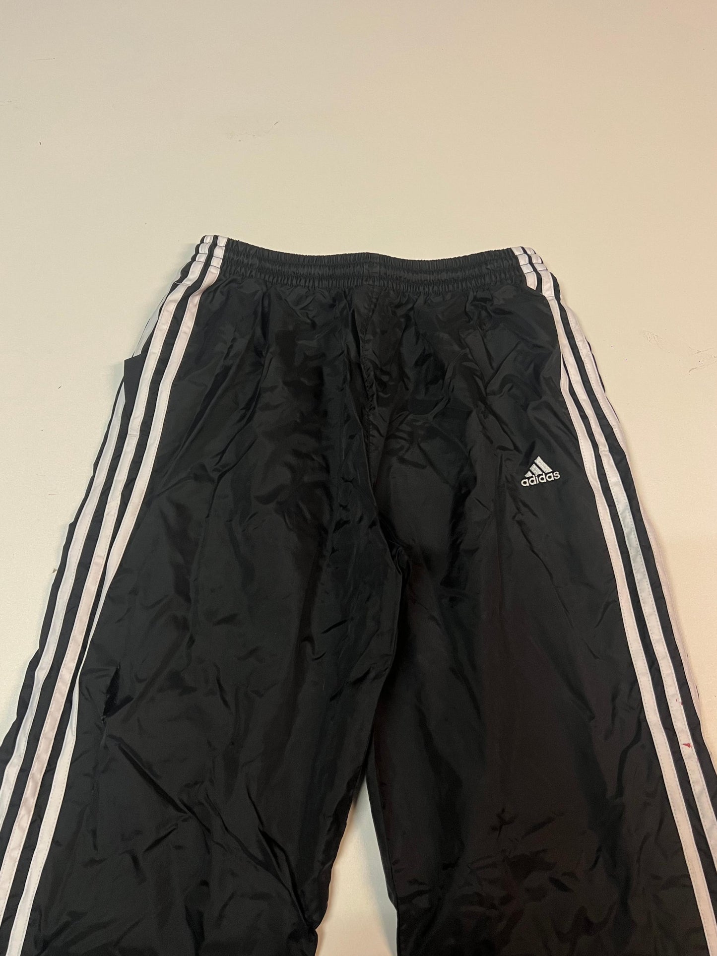 Entdecke unsere Vintage Track Pants von Nike und anderen Marken, erhältlich bei Valuxery.de - Dein Shop für trendige Vintage - Kleidung. Unsere Track Pants sind aus hochwertigen Materialien und