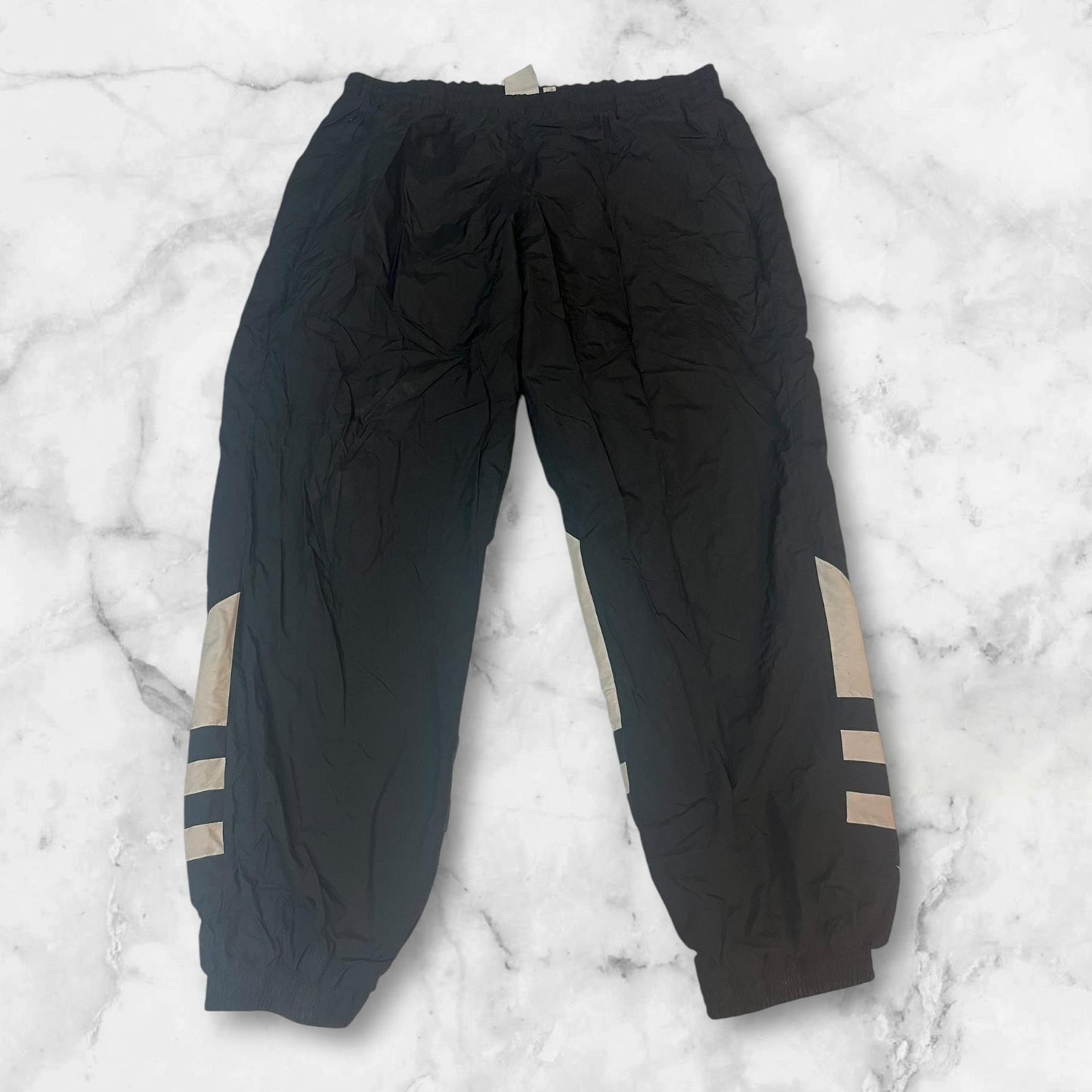Entdecke unsere Vintage Track Pants von Nike und anderen Marken, erhältlich bei Valuxery.de - Dein Shop für trendige Vintage - Kleidung. Unsere Track Pants sind aus hochwertigen Materialien und