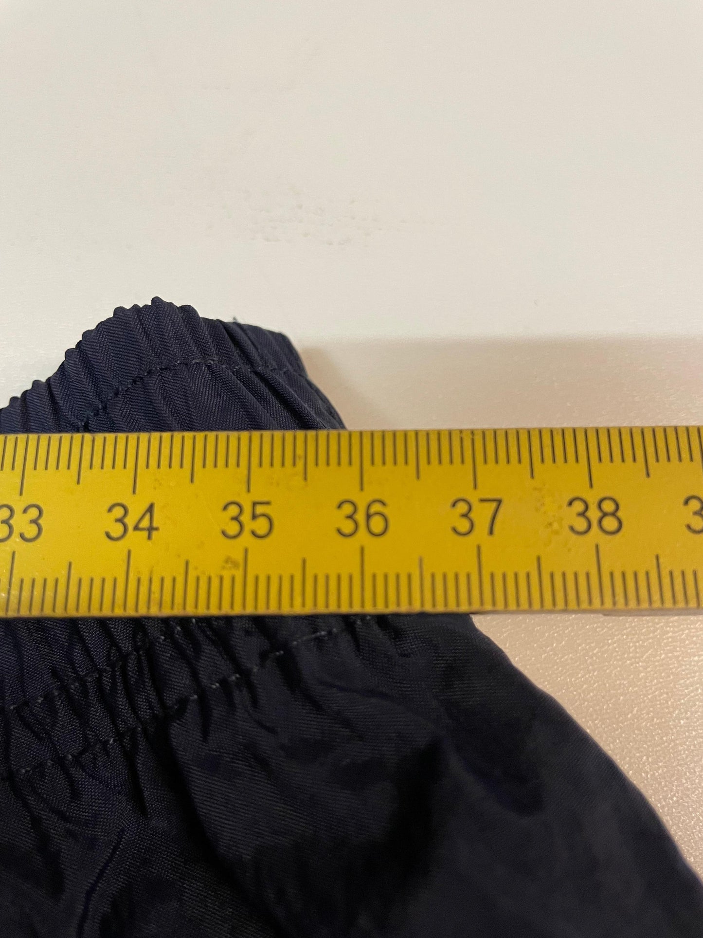 Entdecke unsere Vintage Track Pants von Nike und anderen Marken, erhältlich bei Valuxery.de - Dein Shop für trendige Vintage - Kleidung. Unsere Track Pants sind aus hochwertigen Materialien und