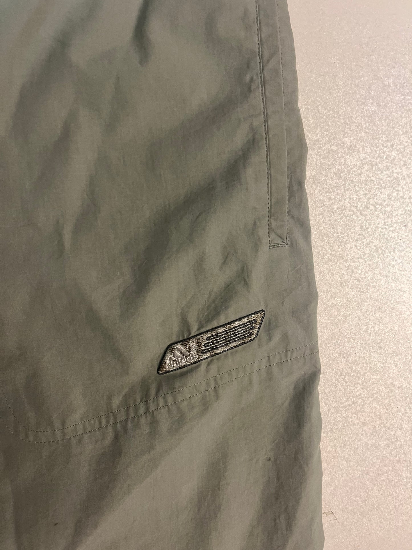 Entdecke unsere Vintage Track Pants von Nike und anderen Marken, erhältlich bei Valuxery.de - Dein Shop für trendige Vintage - Kleidung. Unsere Track Pants sind aus hochwertigen Materialien und