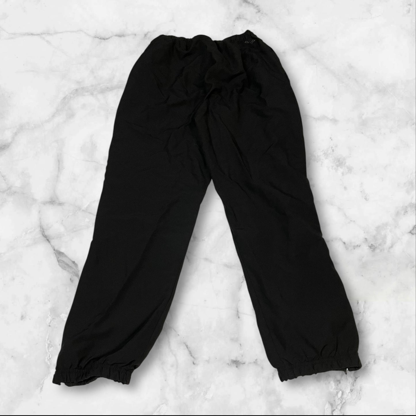 Entdecke unsere Vintage Track Pants von Nike und anderen Marken, erhältlich bei Valuxery.de - Dein Shop für trendige Vintage - Kleidung. Unsere Track Pants sind aus hochwertigen Materialien und