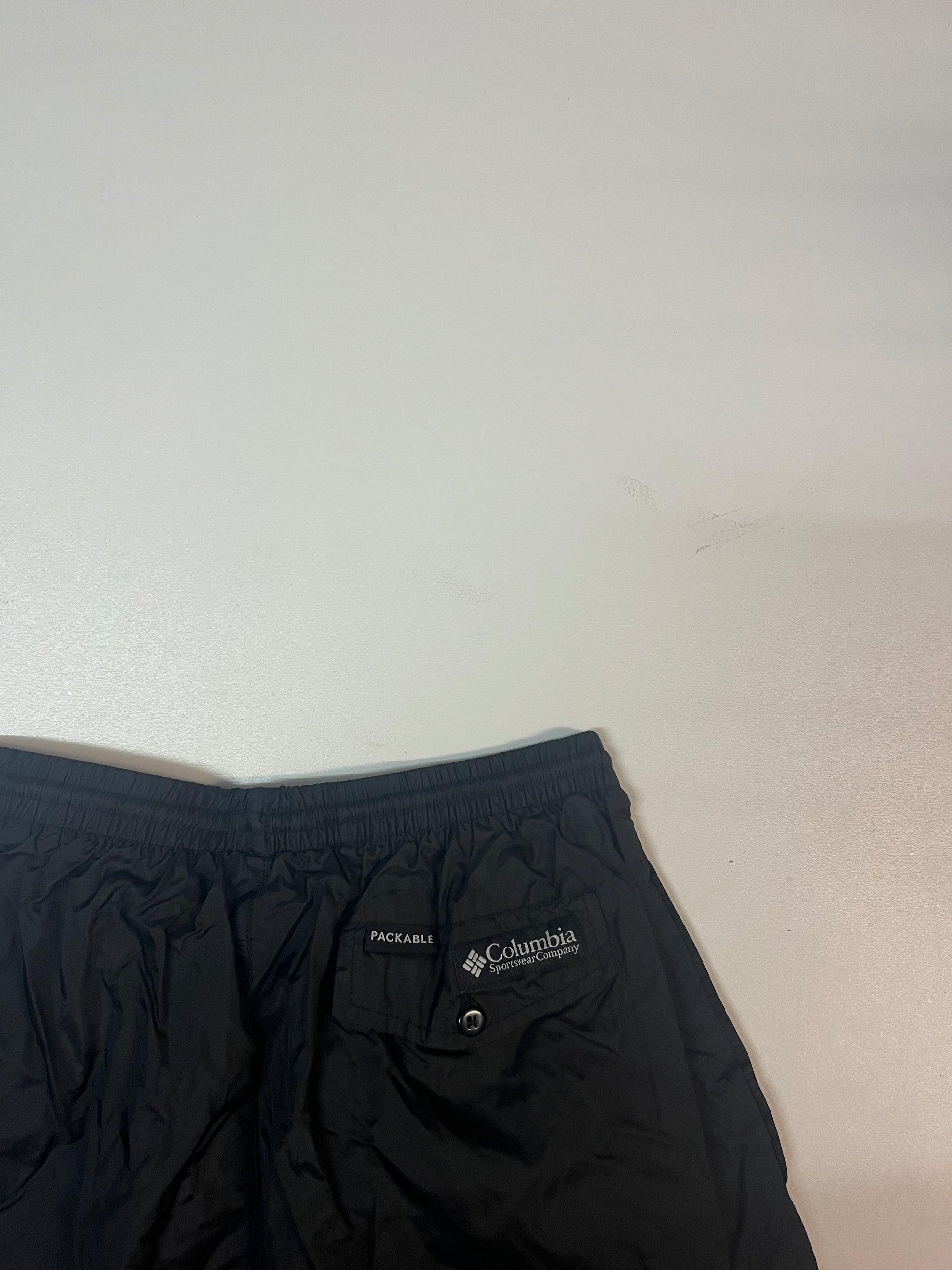 Entdecke unsere Vintage Track Pants von Nike und anderen Marken, erhältlich bei Valuxery.de - Dein Shop für trendige Vintage - Kleidung. Unsere Track Pants sind aus hochwertigen Materialien und