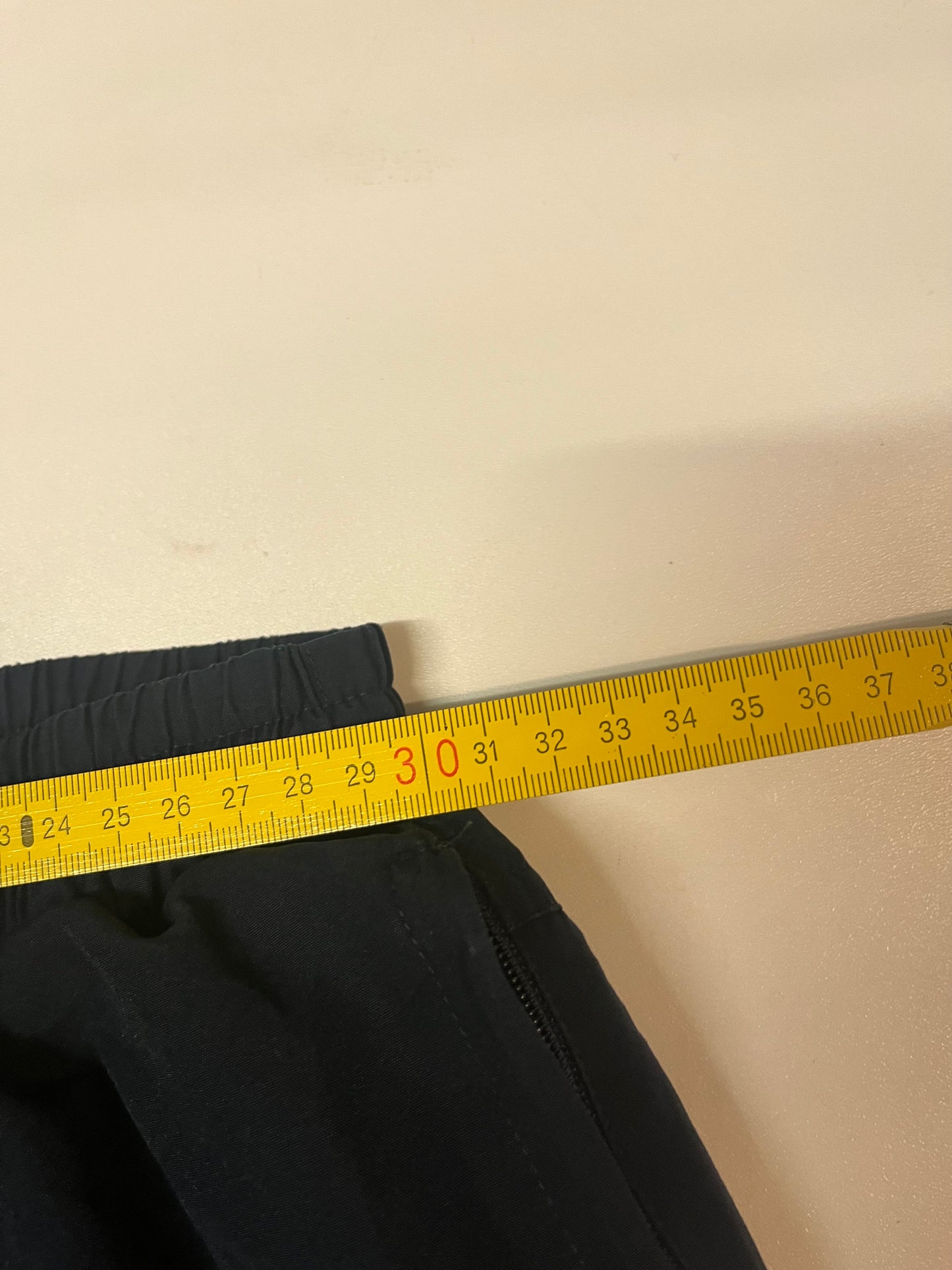 Entdecke unsere Vintage Track Pants von Nike und anderen Marken, erhältlich bei Valuxery.de - Dein Shop für trendige Vintage - Kleidung. Unsere Track Pants sind aus hochwertigen Materialien und