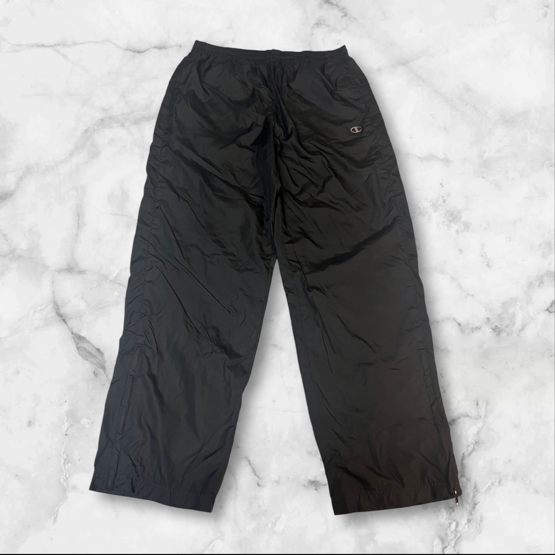 Entdecke unsere Vintage Track Pants von Nike und anderen Marken, erhältlich bei Valuxery.de - Dein Shop für trendige Vintage - Kleidung. Unsere Track Pants sind aus hochwertigen Materialien und