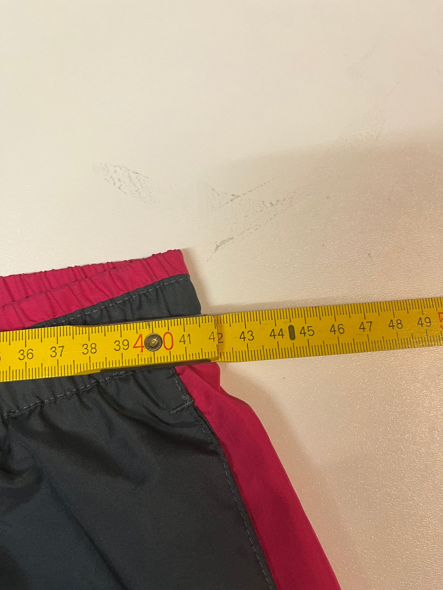 Entdecke unsere Vintage Track Pants von Nike und anderen Marken, erhältlich bei Valuxery.de - Dein Shop für trendige Vintage - Kleidung. Unsere Track Pants sind aus hochwertigen Materialien und