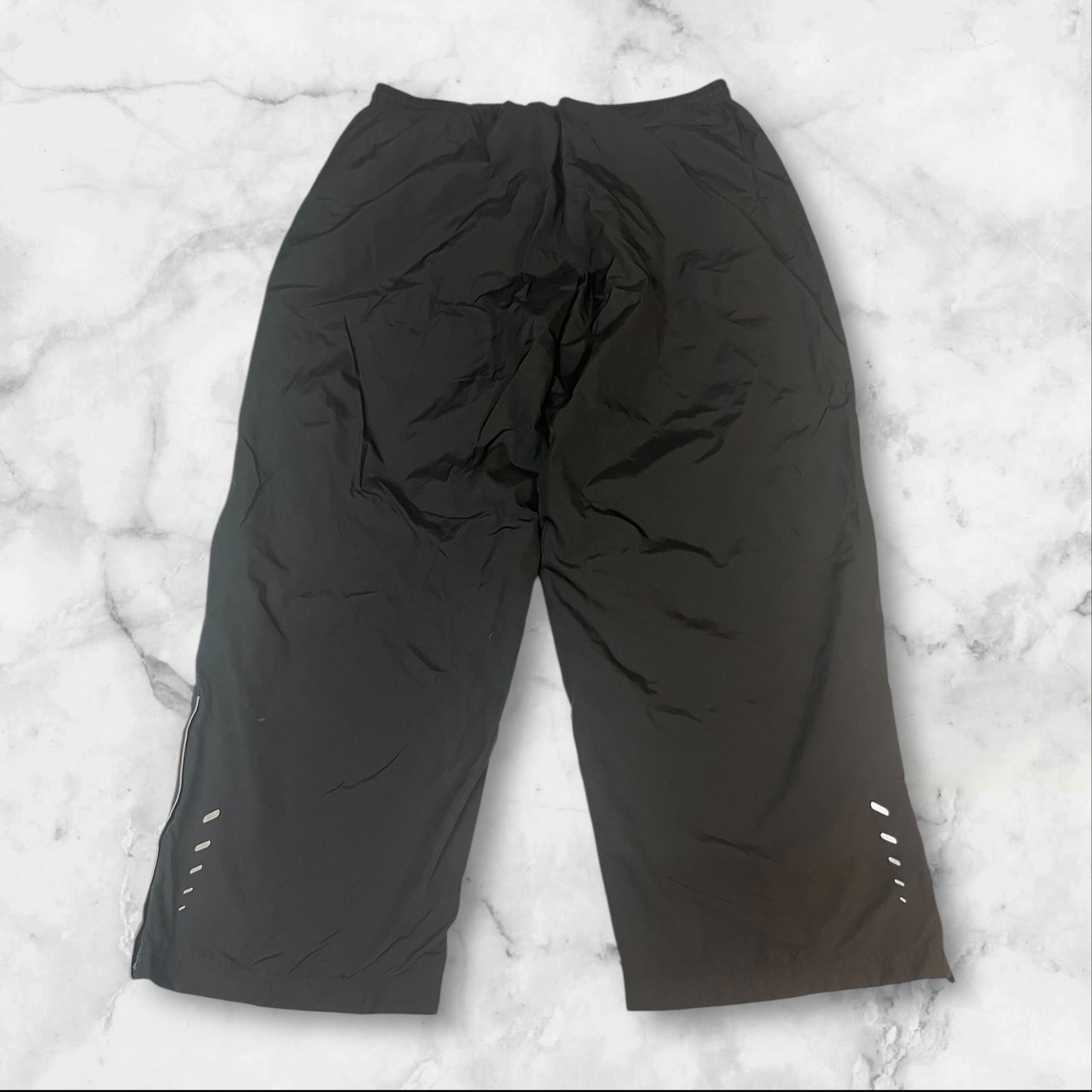Entdecke unsere Vintage Track Pants von Nike und anderen Marken, erhältlich bei Valuxery.de - Dein Shop für trendige Vintage - Kleidung. Unsere Track Pants sind aus hochwertigen Materialien und