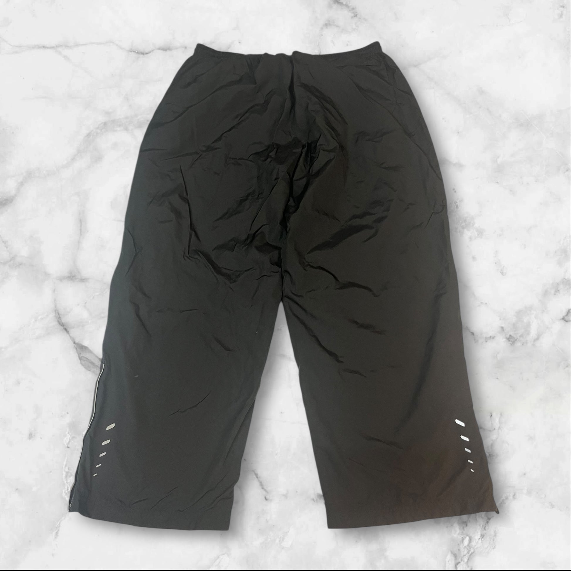 Entdecke unsere Vintage Track Pants von Nike und anderen Marken, erhältlich bei Valuxery.de - Dein Shop für trendige Vintage - Kleidung. Unsere Track Pants sind aus hochwertigen Materialien und