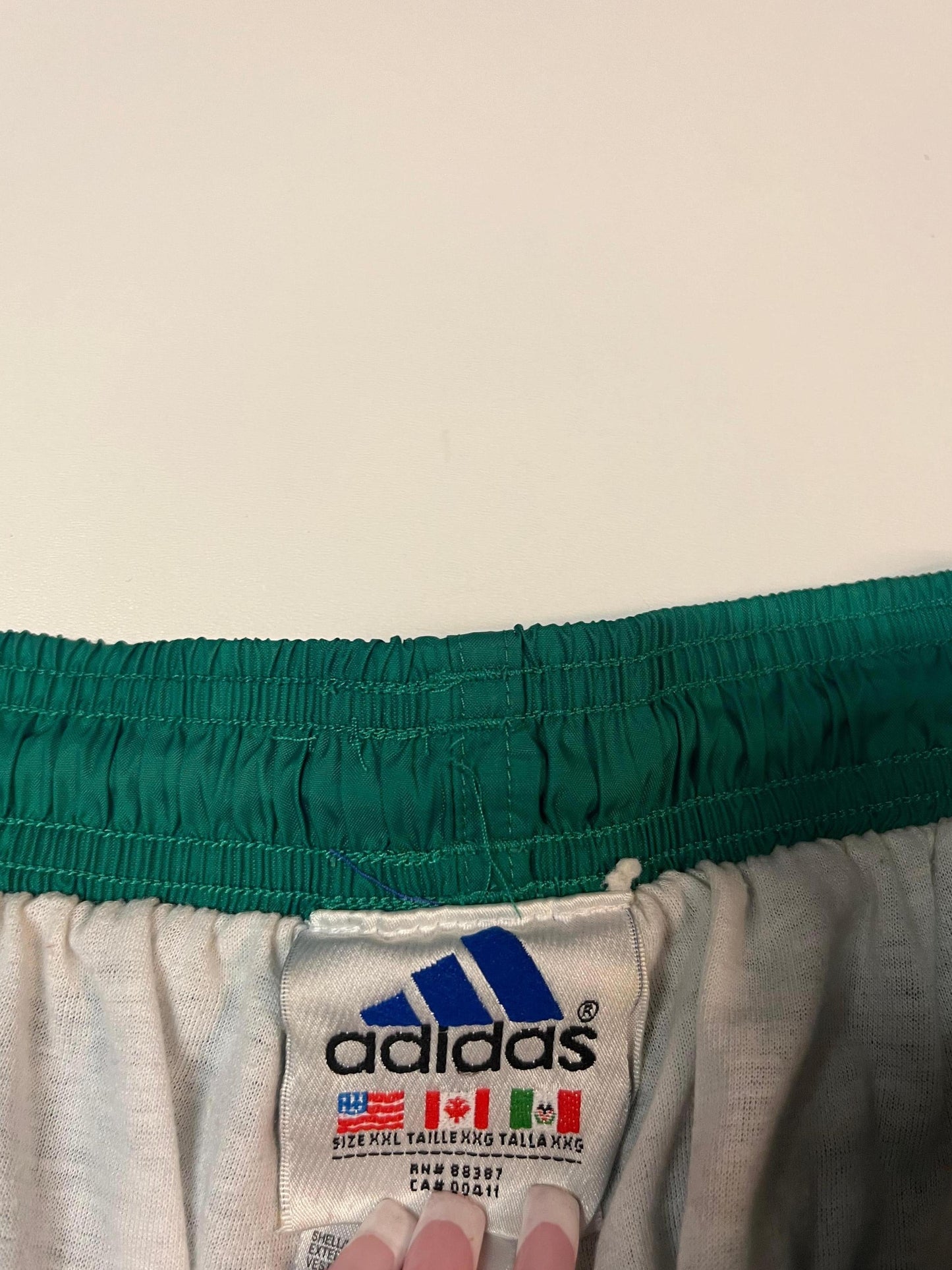 Entdecke unsere Vintage Track Pants von Nike und anderen Marken, erhältlich bei Valuxery.de - Dein Shop für trendige Vintage - Kleidung. Unsere Track Pants sind aus hochwertigen Materialien und