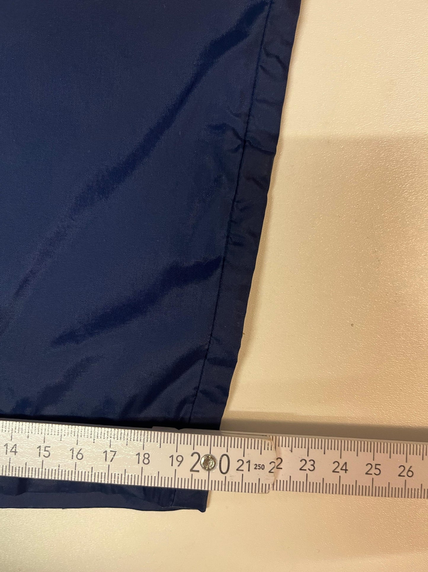 Entdecke unsere Vintage Track Pants von Nike und anderen Marken, erhältlich bei Valuxery.de - Dein Shop für trendige Vintage - Kleidung. Unsere Track Pants sind aus hochwertigen Materialien und