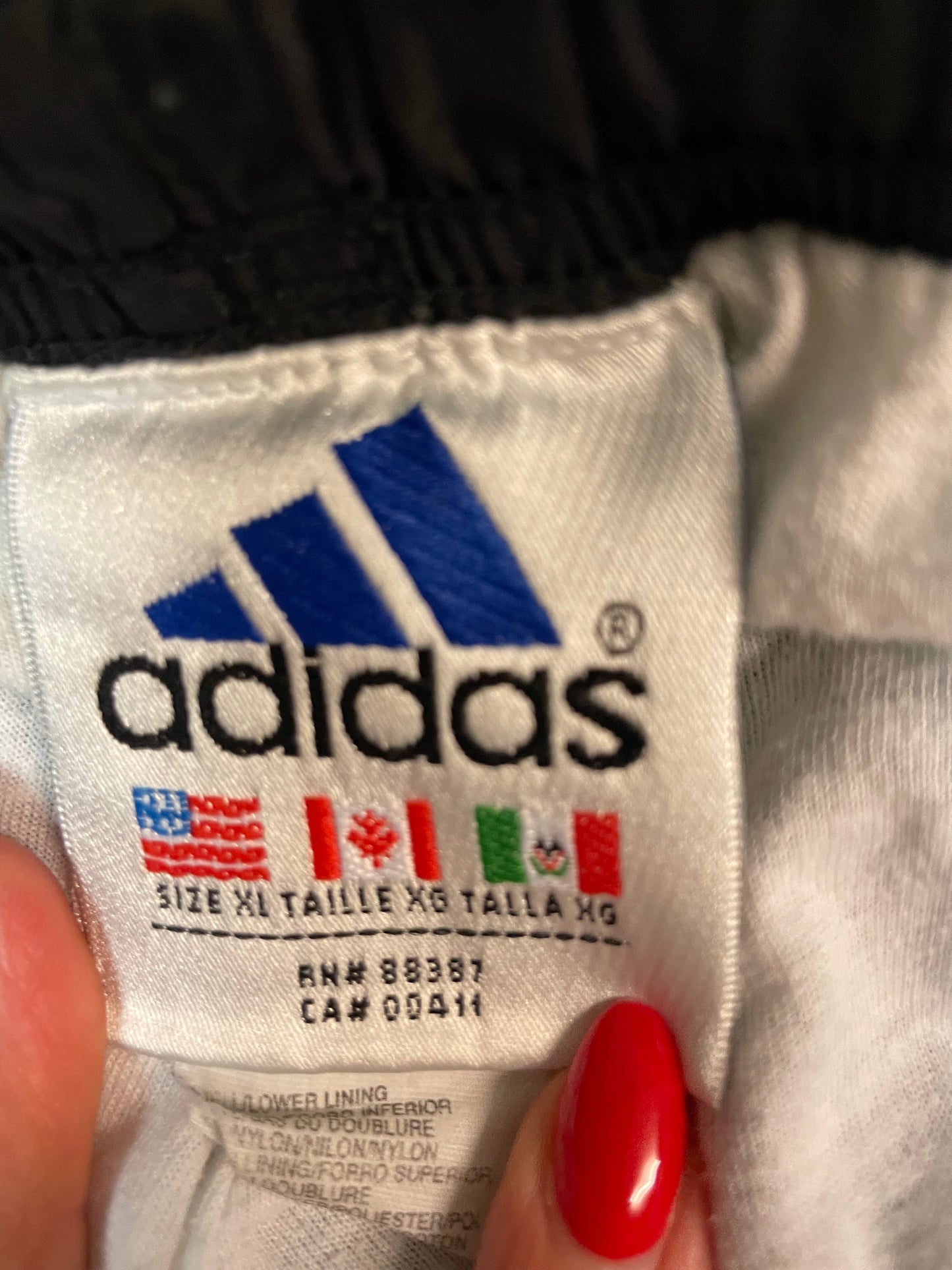 Entdecke unsere Vintage Track Pants von Nike und anderen Marken, erhältlich bei Valuxery.de - Dein Shop für trendige Vintage - Kleidung. Unsere Track Pants sind aus hochwertigen Materialien und