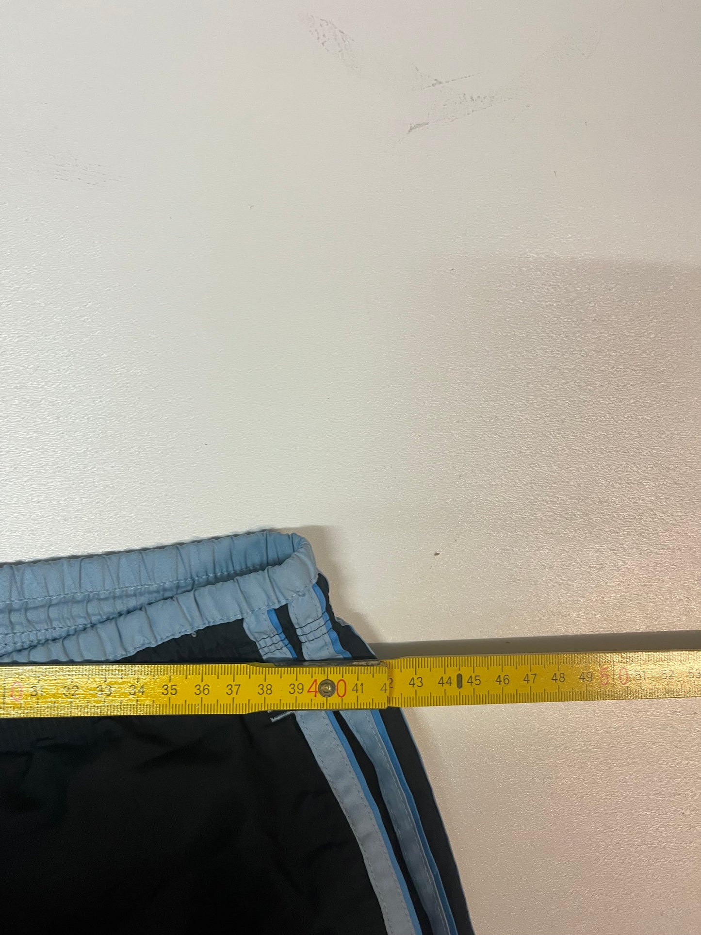 Entdecke unsere Vintage Track Pants von Nike und anderen Marken, erhältlich bei Valuxery.de - Dein Shop für trendige Vintage - Kleidung. Unsere Track Pants sind aus hochwertigen Materialien und
