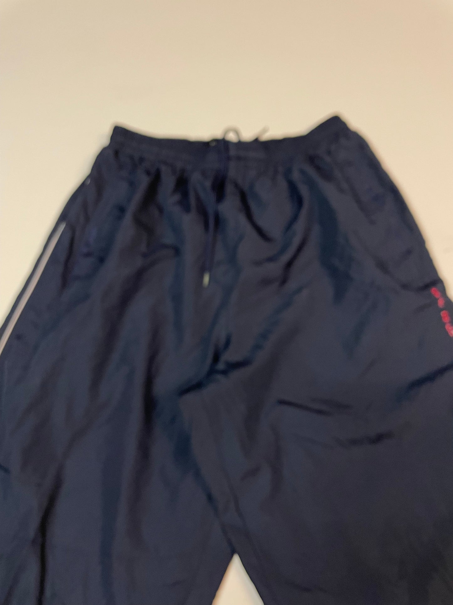 Entdecke unsere Vintage Track Pants von Nike und anderen Marken, erhältlich bei Valuxery.de - Dein Shop für trendige Vintage - Kleidung. Unsere Track Pants sind aus hochwertigen Materialien und