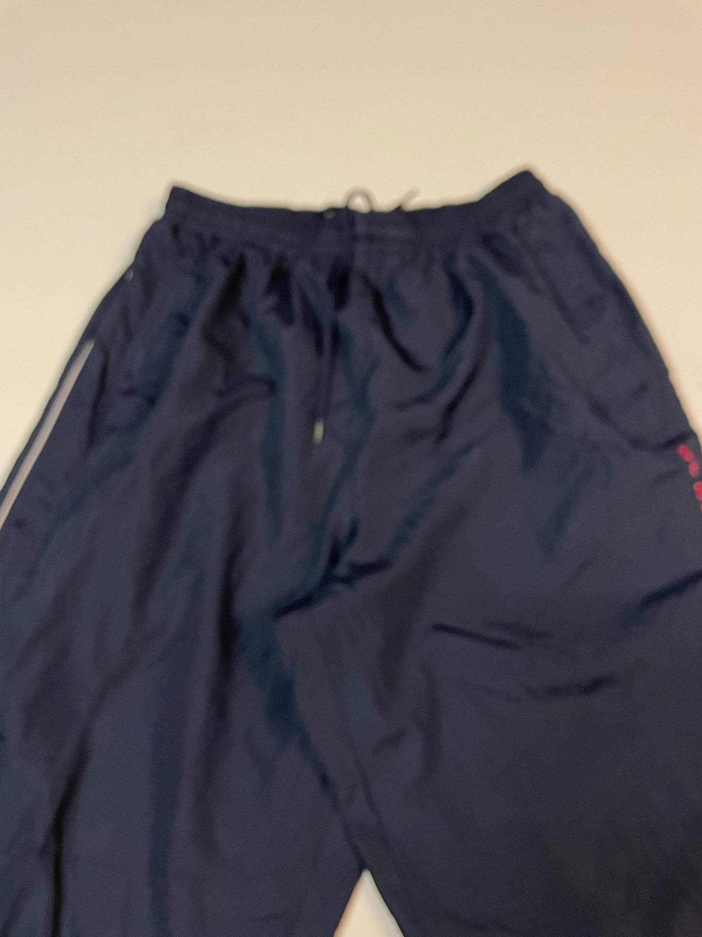 Entdecke unsere Vintage Track Pants von Nike und anderen Marken, erhältlich bei Valuxery.de - Dein Shop für trendige Vintage - Kleidung. Unsere Track Pants sind aus hochwertigen Materialien und