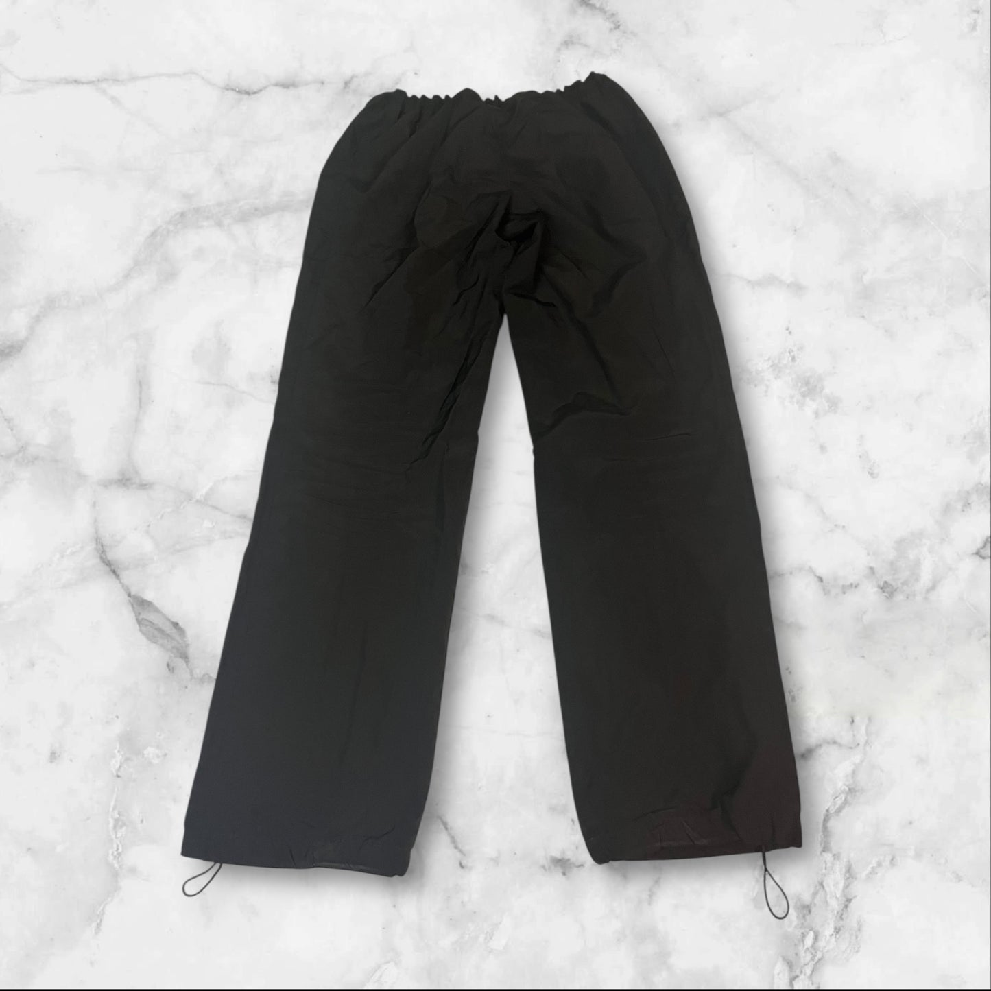 Entdecke unsere Vintage Track Pants von Nike und anderen Marken, erhältlich bei Valuxery.de - Dein Shop für trendige Vintage - Kleidung. Unsere Track Pants sind aus hochwertigen Materialien und