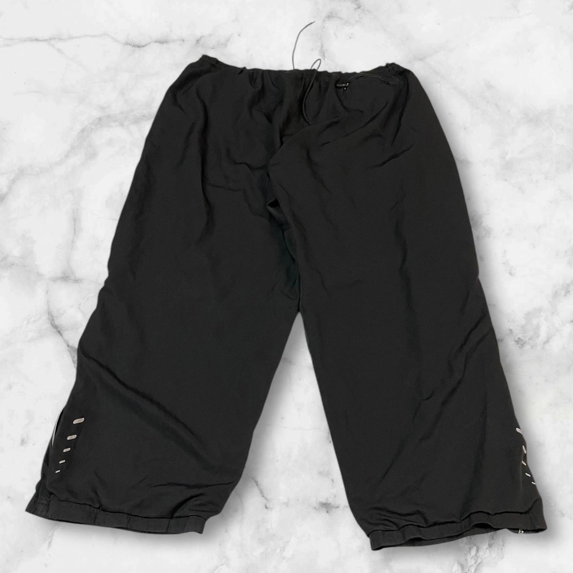 Entdecke unsere Vintage Track Pants von Nike und anderen Marken, erhältlich bei Valuxery.de - Dein Shop für trendige Vintage - Kleidung. Unsere Track Pants sind aus hochwertigen Materialien und