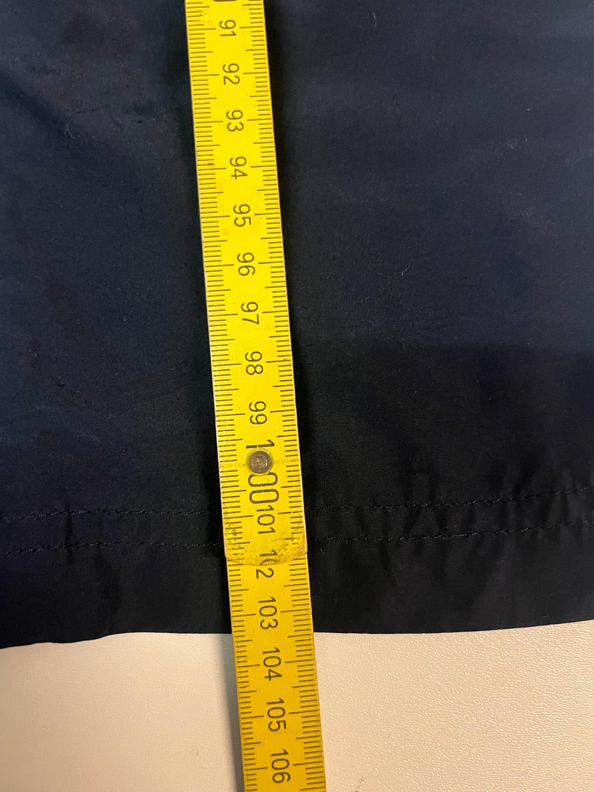 Entdecke unsere Vintage Track Pants von Nike und anderen Marken, erhältlich bei Valuxery.de - Dein Shop für trendige Vintage - Kleidung. Unsere Track Pants sind aus hochwertigen Materialien und