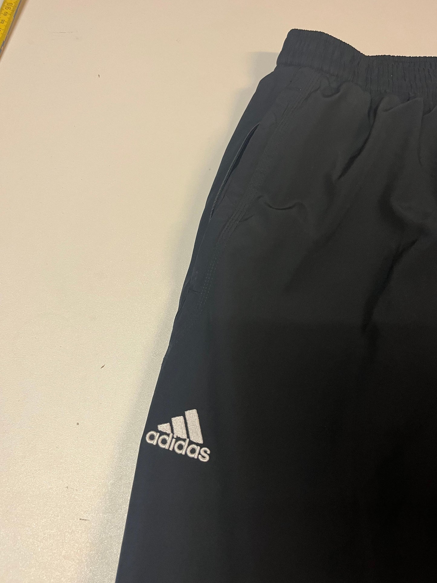 Entdecke unsere Vintage Track Pants von Nike und anderen Marken, erhältlich bei Valuxery.de - Dein Shop für trendige Vintage - Kleidung. Unsere Track Pants sind aus hochwertigen Materialien und