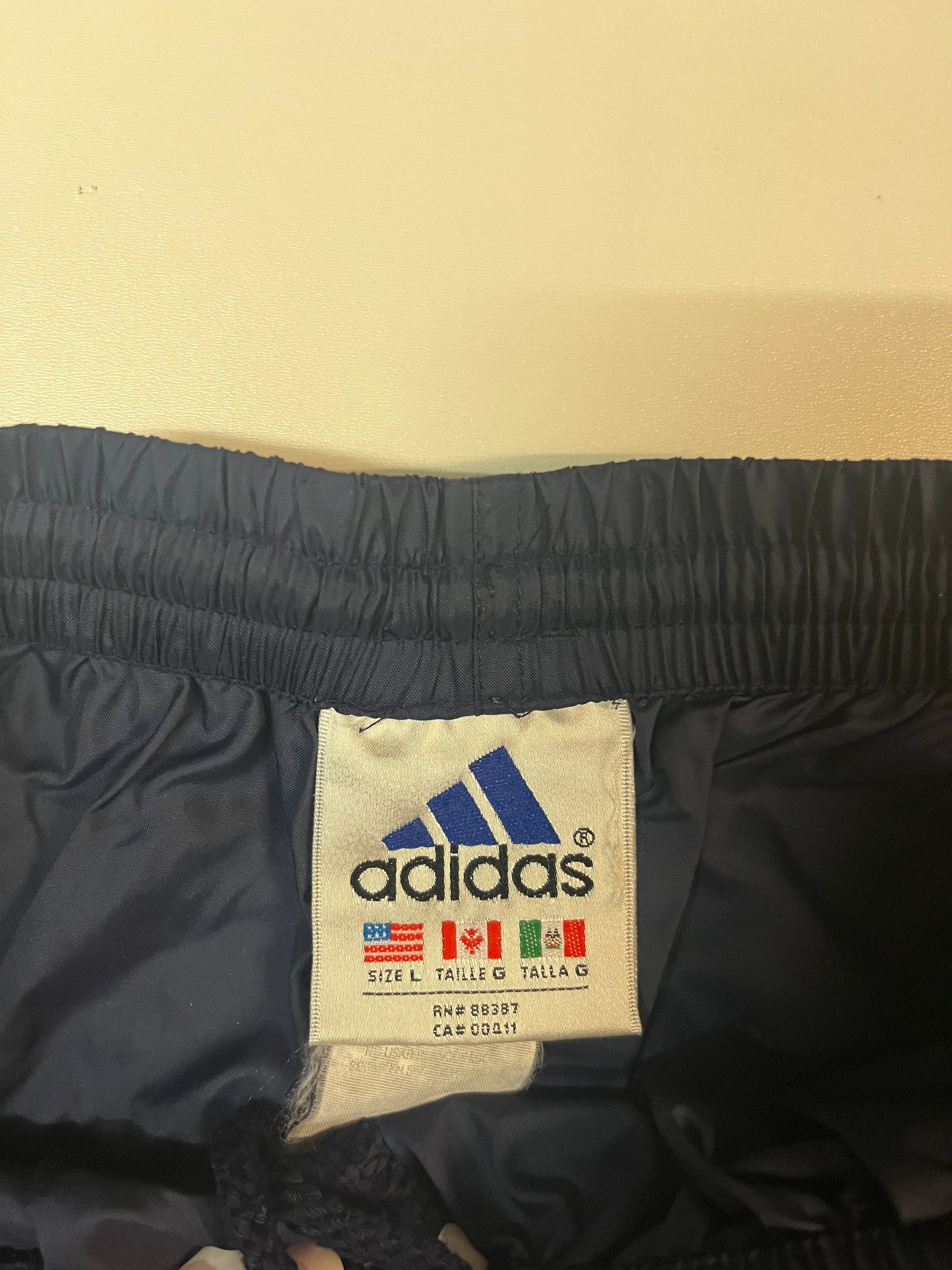 Entdecke unsere Vintage Track Pants von Nike und anderen Marken, erhältlich bei Valuxery.de - Dein Shop für trendige Vintage - Kleidung. Unsere Track Pants sind aus hochwertigen Materialien und