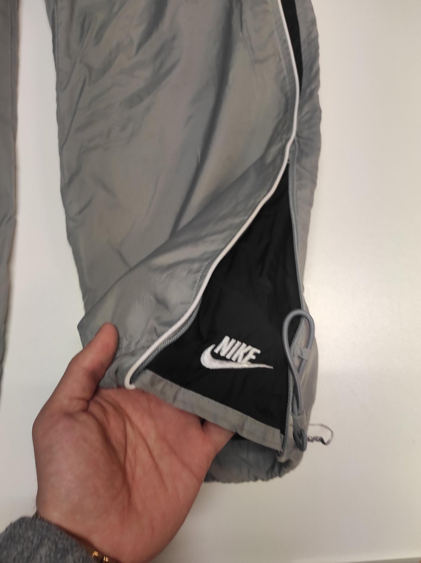 Entdecke unsere Vintage Track Pants von Nike und anderen Marken, erhältlich bei Valuxery.de - Dein Shop für trendige Vintage - Kleidung. Unsere Track Pants sind aus hochwertigen Materialien und