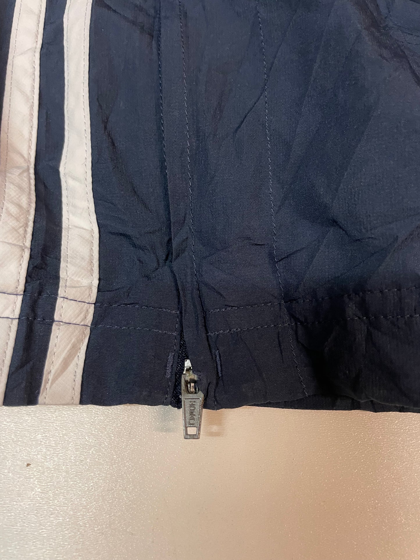 Entdecke unsere Vintage Track Pants von Nike und anderen Marken, erhältlich bei Valuxery.de - Dein Shop für trendige Vintage - Kleidung. Unsere Track Pants sind aus hochwertigen Materialien und