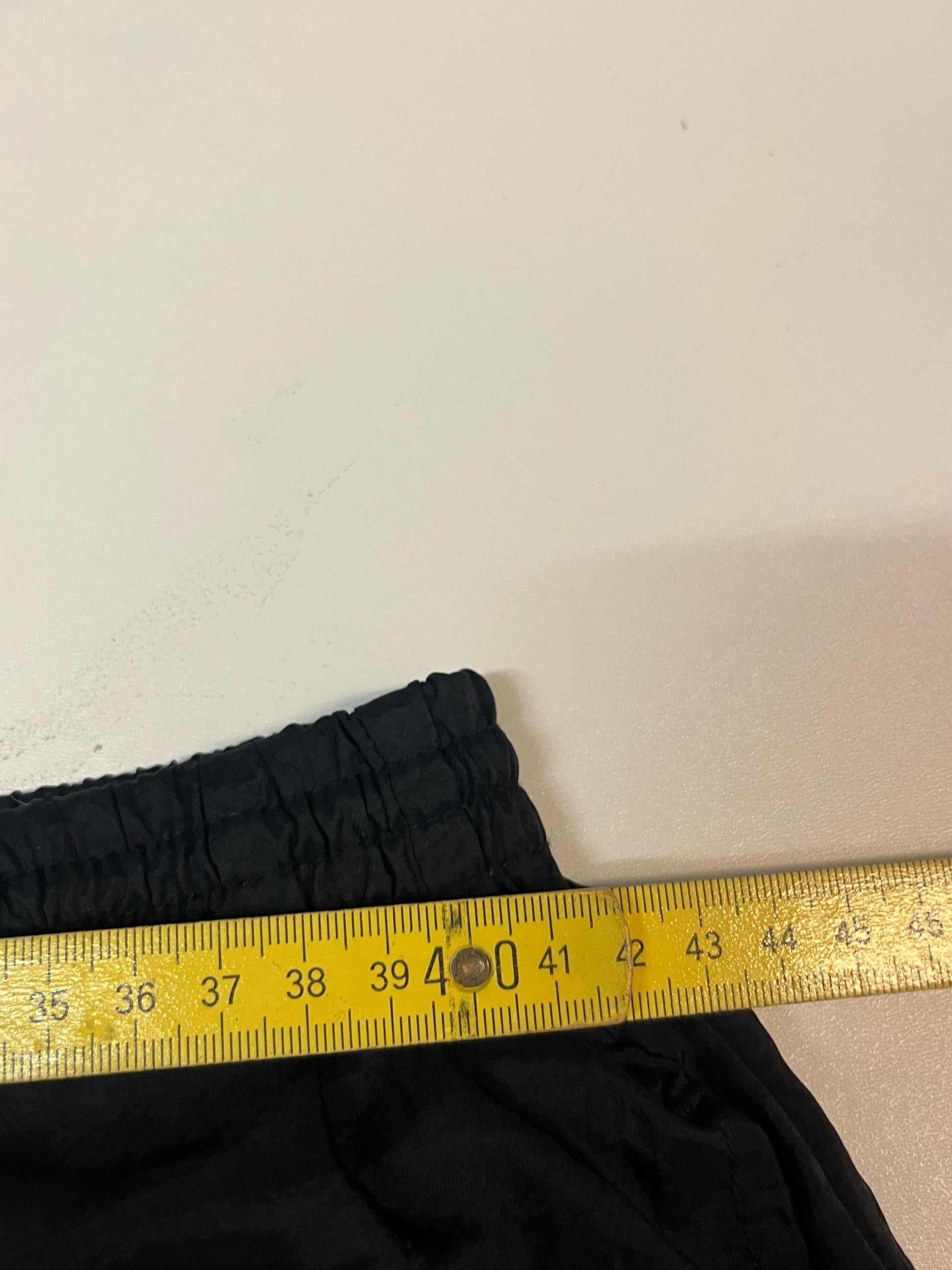 Entdecke unsere Vintage Track Pants von Nike und anderen Marken, erhältlich bei Valuxery.de - Dein Shop für trendige Vintage - Kleidung. Unsere Track Pants sind aus hochwertigen Materialien und