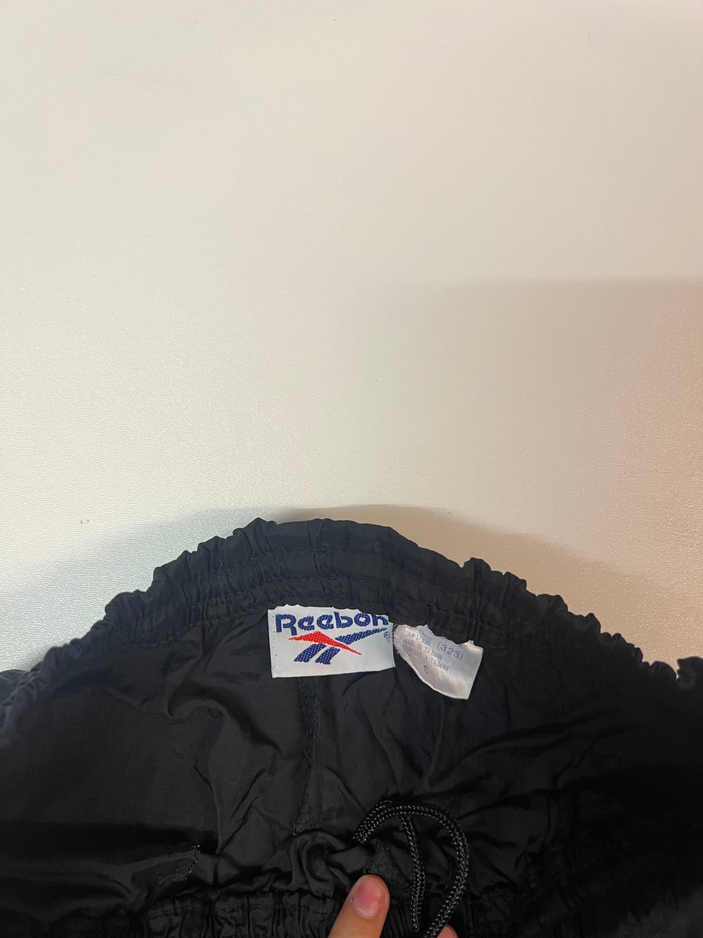Entdecke unsere Vintage Track Pants von Nike und anderen Marken, erhältlich bei Valuxery.de - Dein Shop für trendige Vintage - Kleidung. Unsere Track Pants sind aus hochwertigen Materialien und
