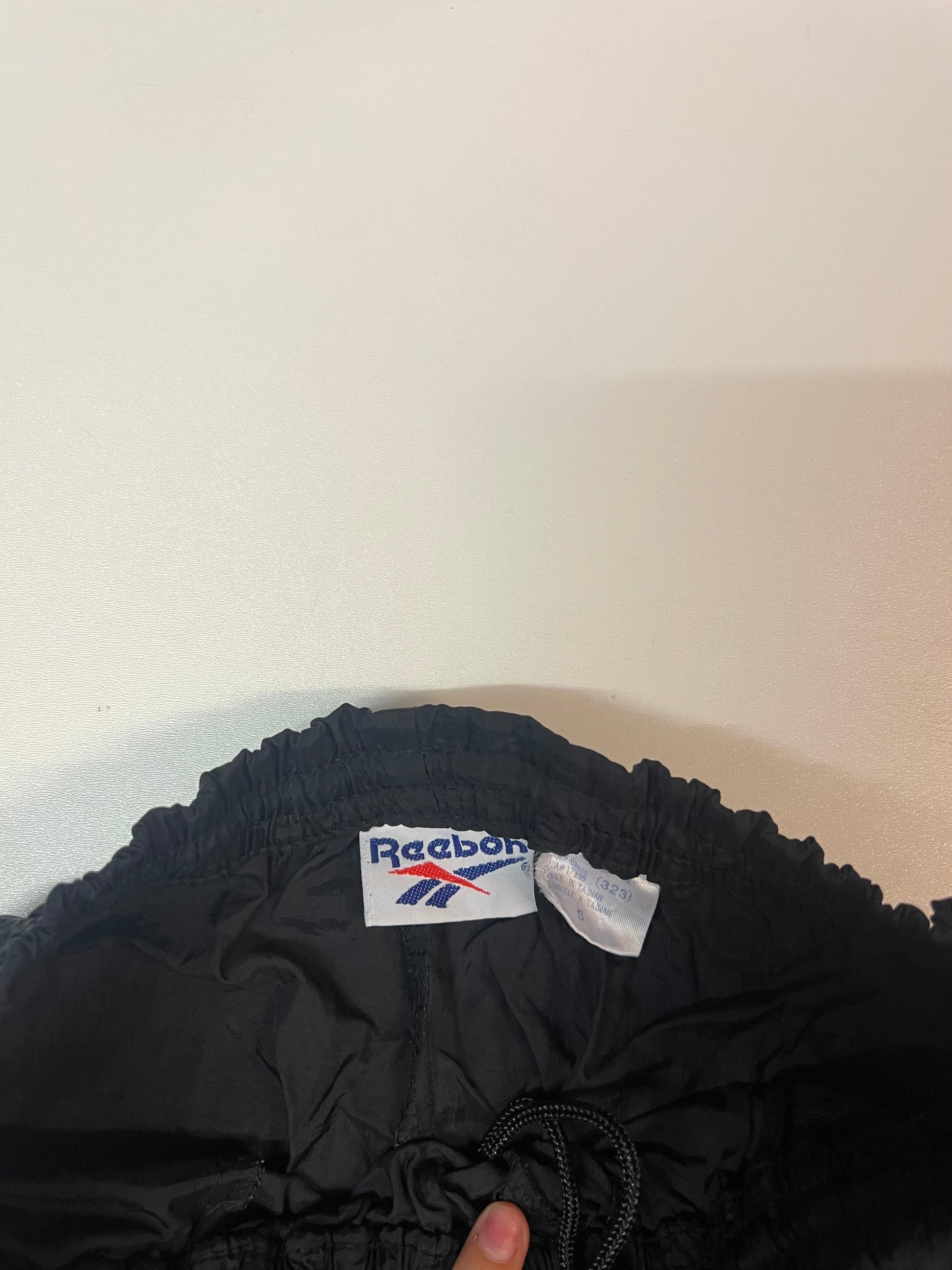 Entdecke unsere Vintage Track Pants von Nike und anderen Marken, erhältlich bei Valuxery.de - Dein Shop für trendige Vintage - Kleidung. Unsere Track Pants sind aus hochwertigen Materialien und