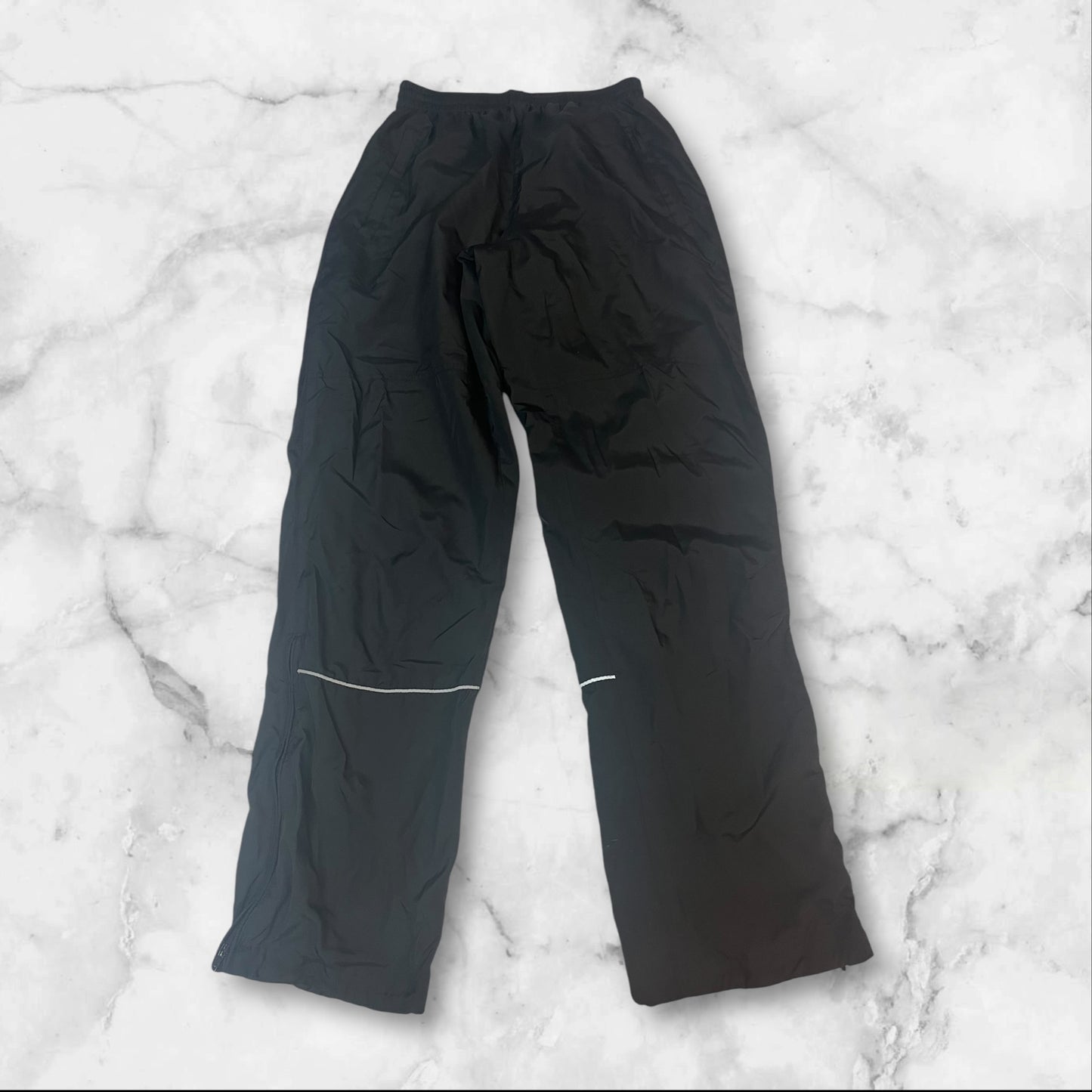 Entdecke unsere Vintage Track Pants von Nike und anderen Marken, erhältlich bei Valuxery.de - Dein Shop für trendige Vintage - Kleidung. Unsere Track Pants sind aus hochwertigen Materialien und