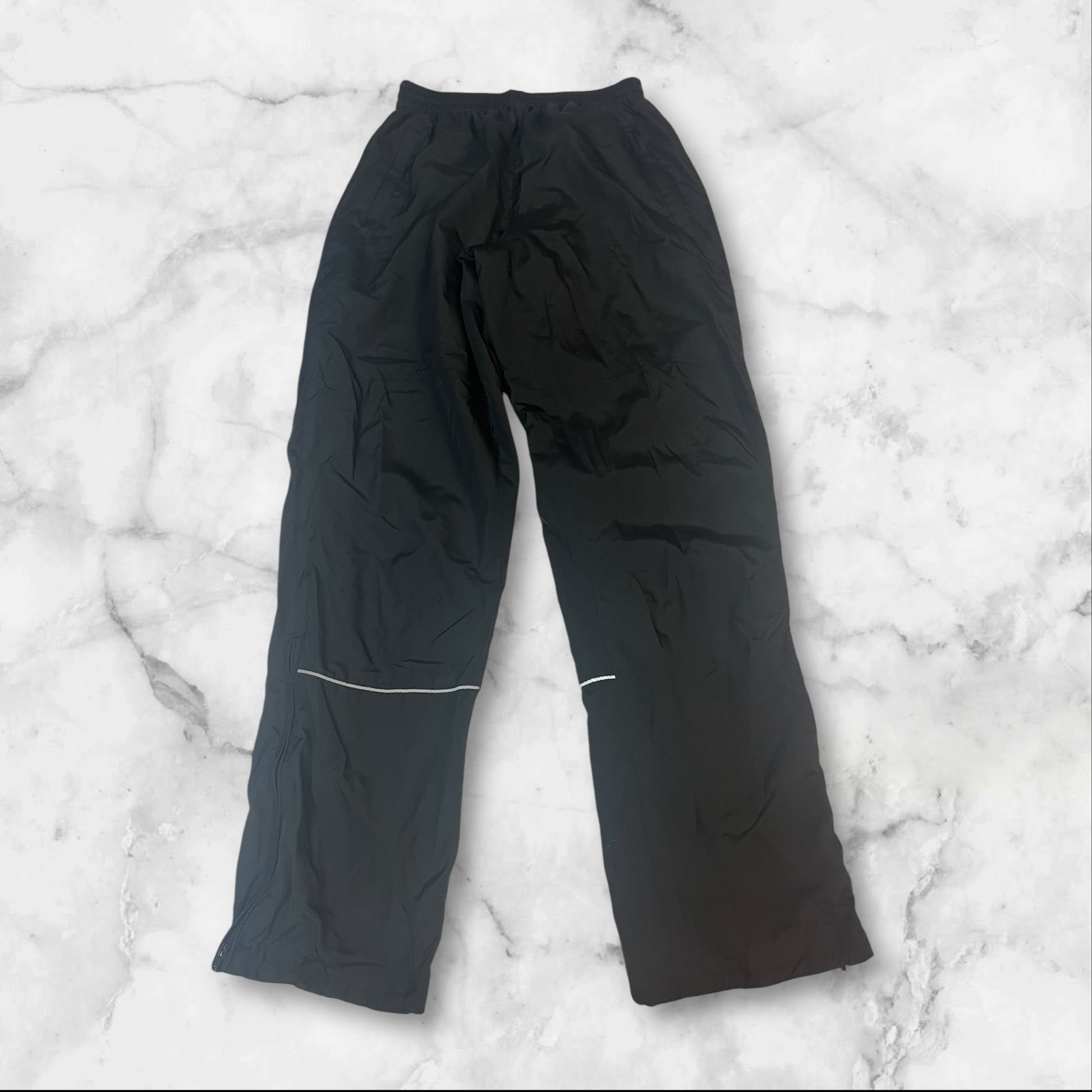 Entdecke unsere Vintage Track Pants von Nike und anderen Marken, erhältlich bei Valuxery.de - Dein Shop für trendige Vintage - Kleidung. Unsere Track Pants sind aus hochwertigen Materialien und
