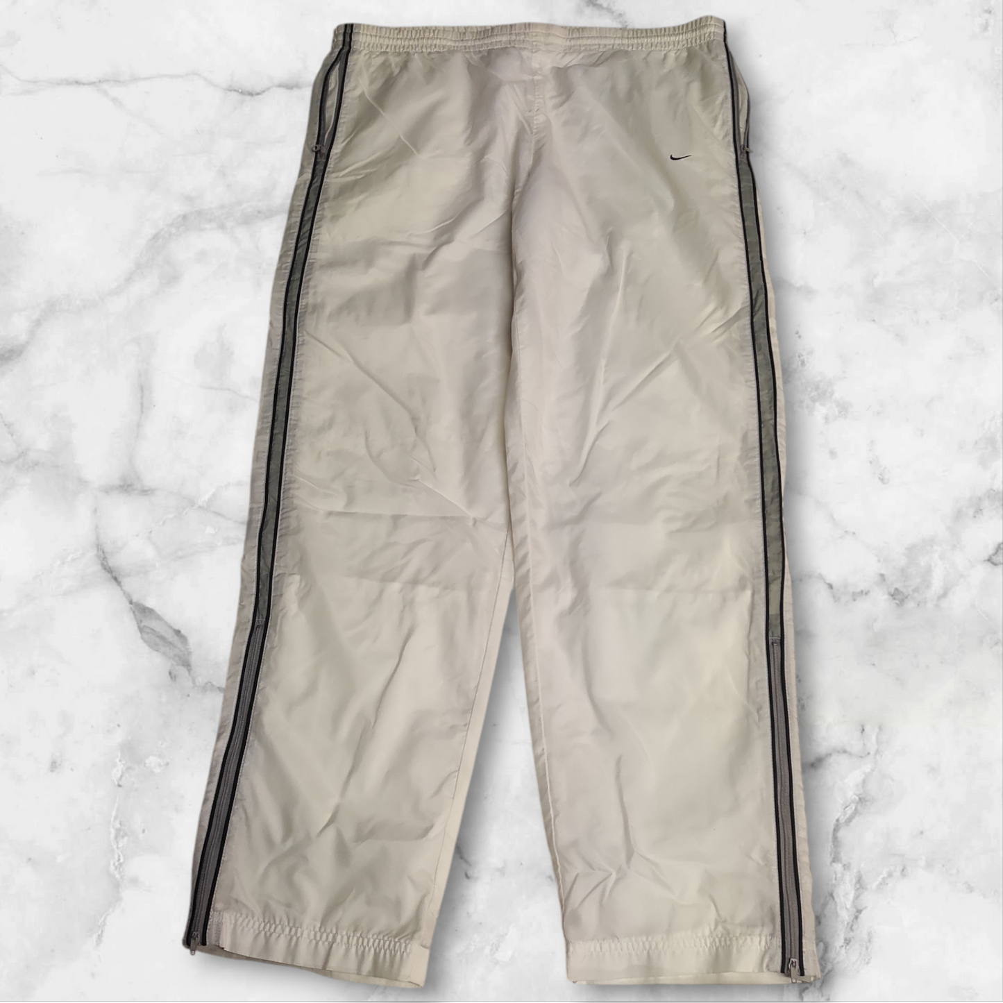 Entdecke unsere Vintage Track Pants von Nike und anderen Marken, erhältlich bei Valuxery.de - Dein Shop für trendige Vintage - Kleidung. Unsere Track Pants sind aus hochwertigen Materialien und