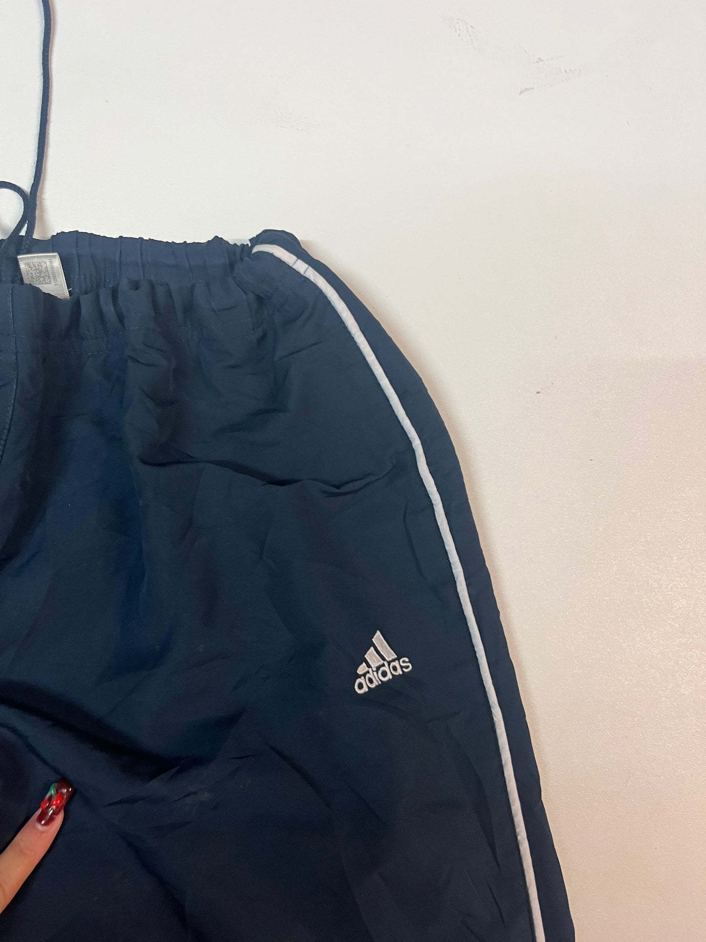 Entdecke unsere Vintage Track Pants von Nike und anderen Marken, erhältlich bei Valuxery.de - Dein Shop für trendige Vintage - Kleidung. Unsere Track Pants sind aus hochwertigen Materialien und