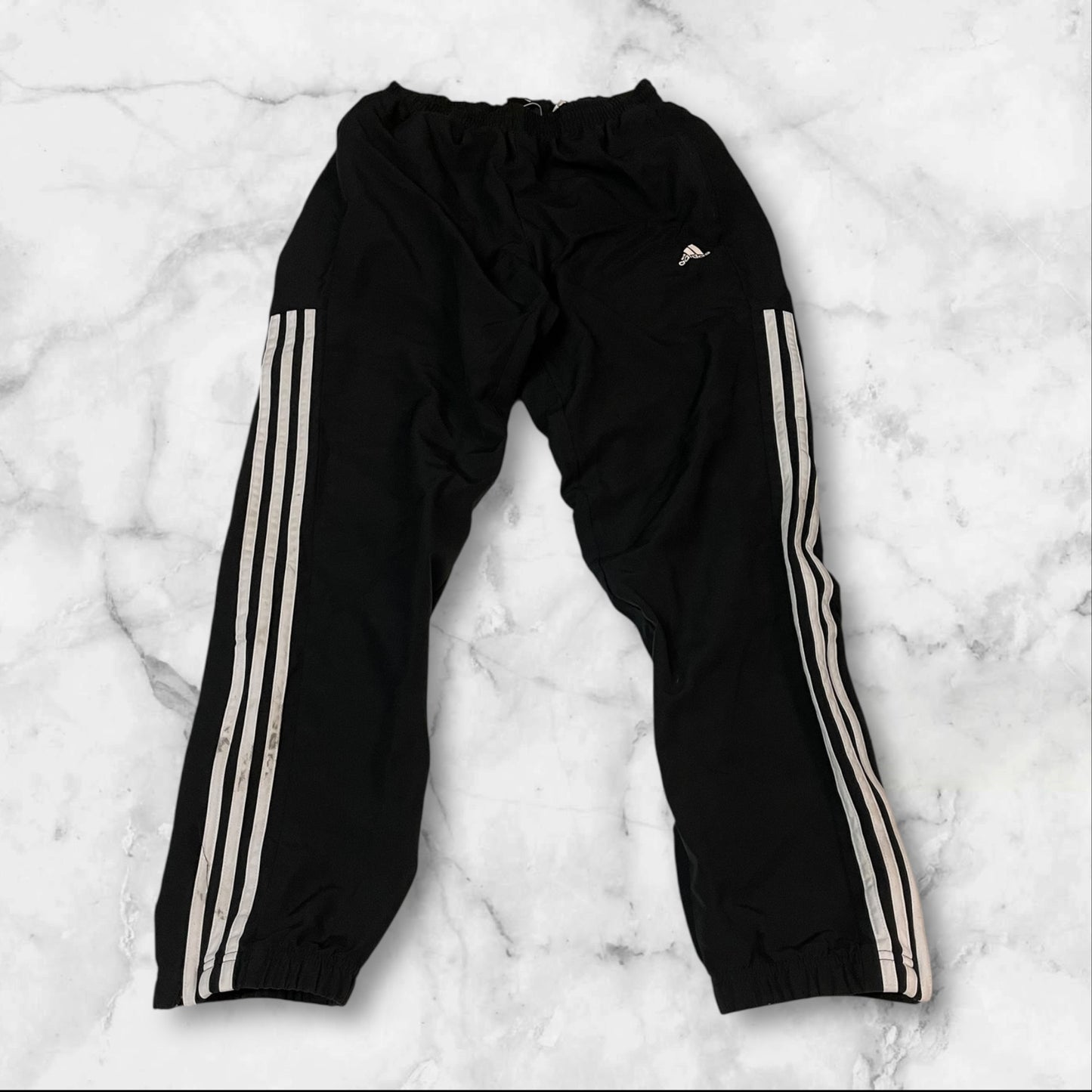 Entdecke unsere Vintage Track Pants von Nike und anderen Marken, erhältlich bei Valuxery.de - Dein Shop für trendige Vintage - Kleidung. Unsere Track Pants sind aus hochwertigen Materialien und