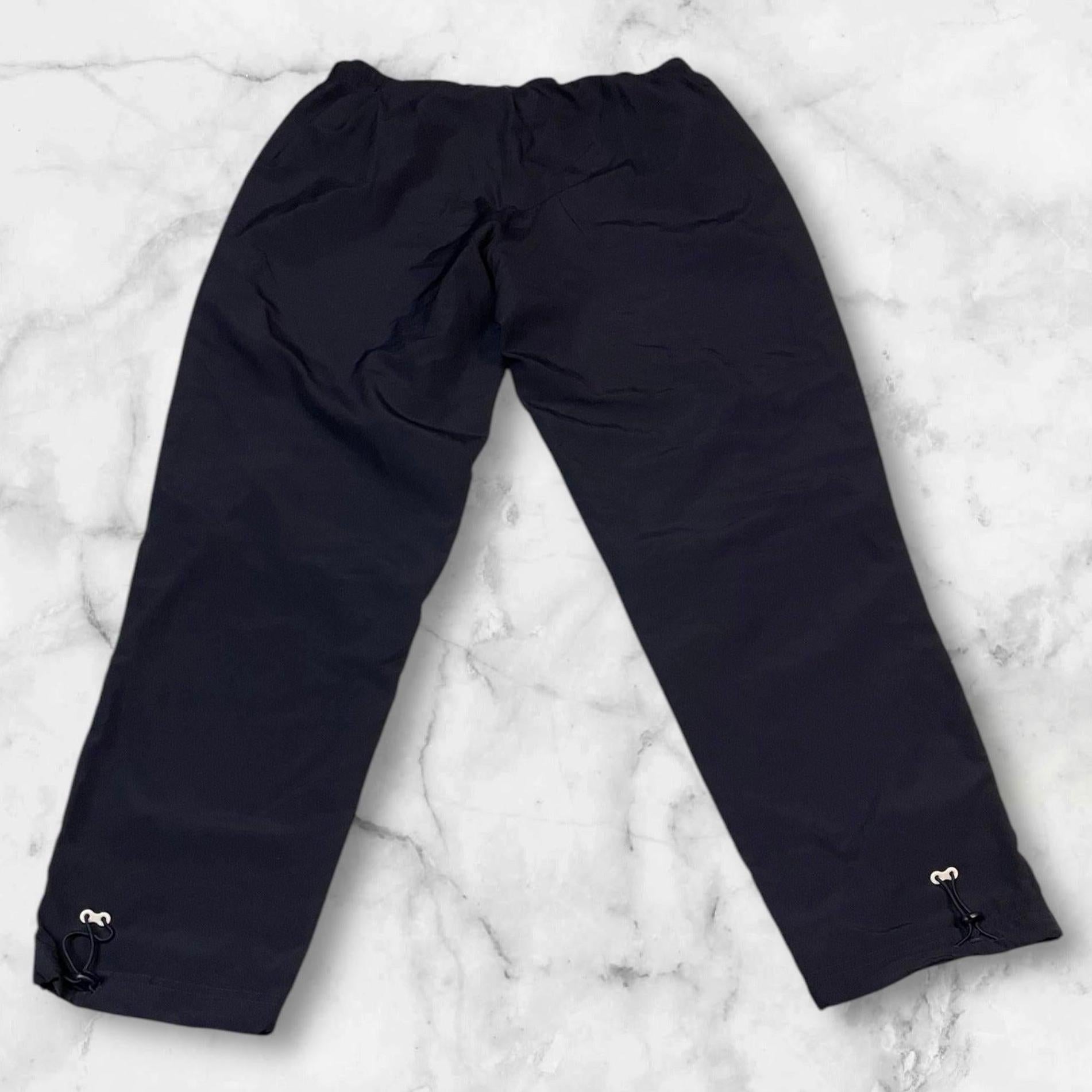 Entdecke unsere Vintage Track Pants von Nike und anderen Marken, erhältlich bei Valuxery.de - Dein Shop für trendige Vintage - Kleidung. Unsere Track Pants sind aus hochwertigen Materialien und