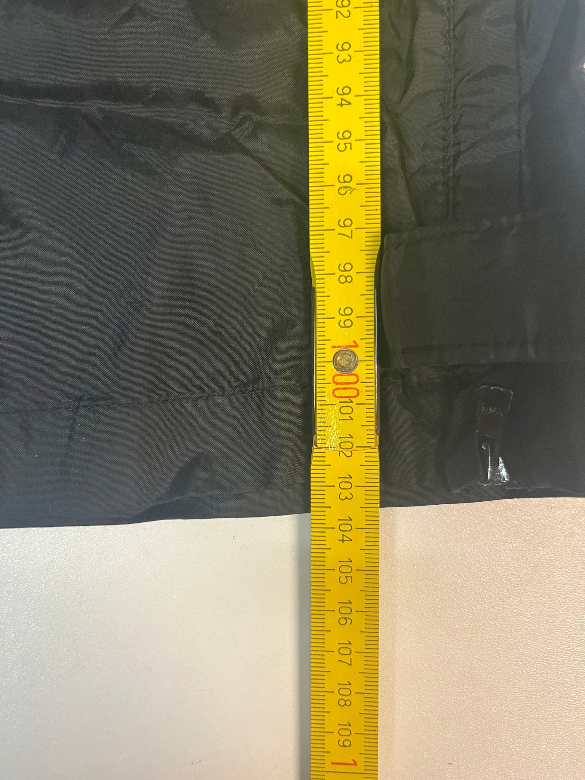 Entdecke unsere Vintage Track Pants von Nike und anderen Marken, erhältlich bei Valuxery.de - Dein Shop für trendige Vintage - Kleidung. Unsere Track Pants sind aus hochwertigen Materialien und