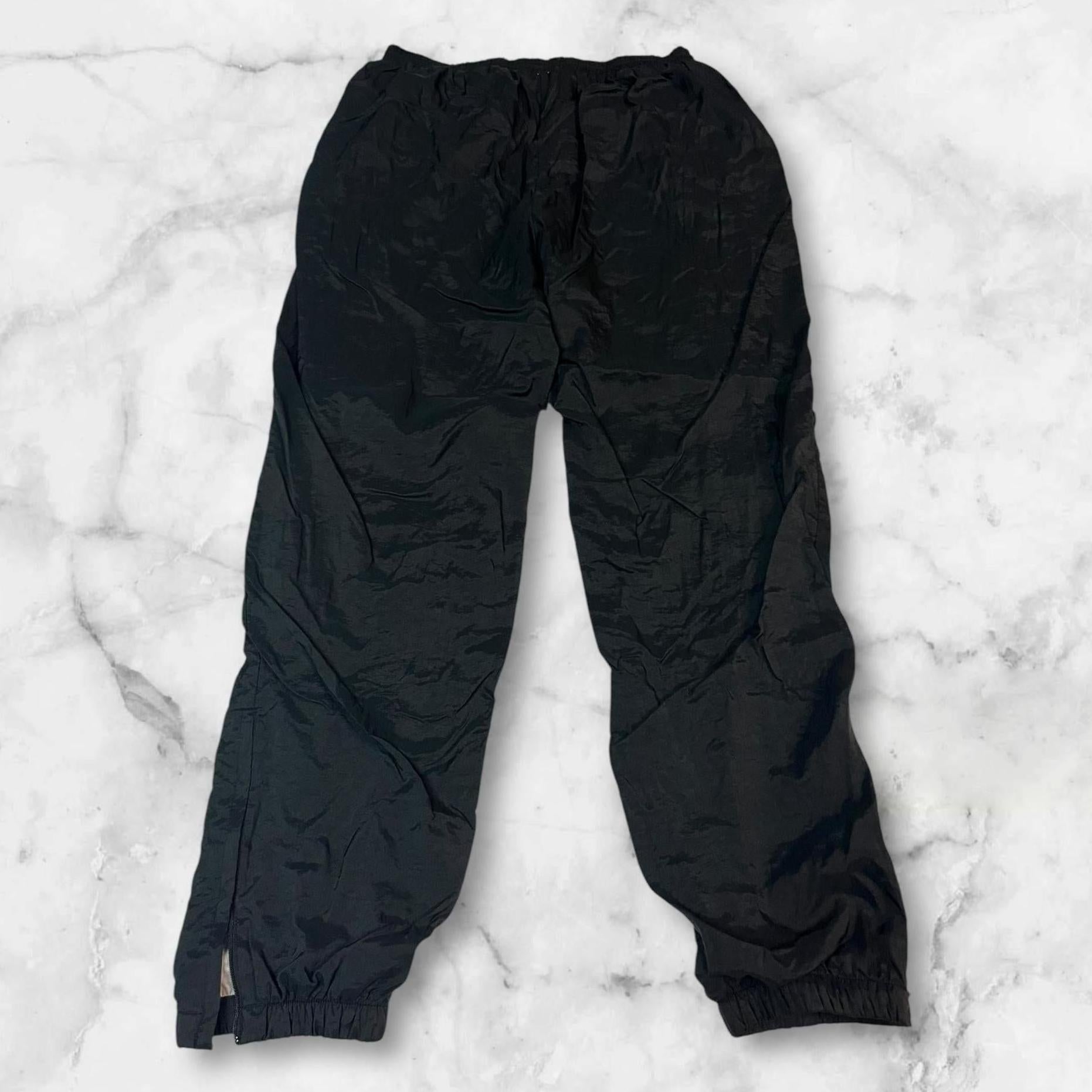 Entdecke unsere Vintage Track Pants von Nike und anderen Marken, erhältlich bei Valuxery.de - Dein Shop für trendige Vintage - Kleidung. Unsere Track Pants sind aus hochwertigen Materialien und