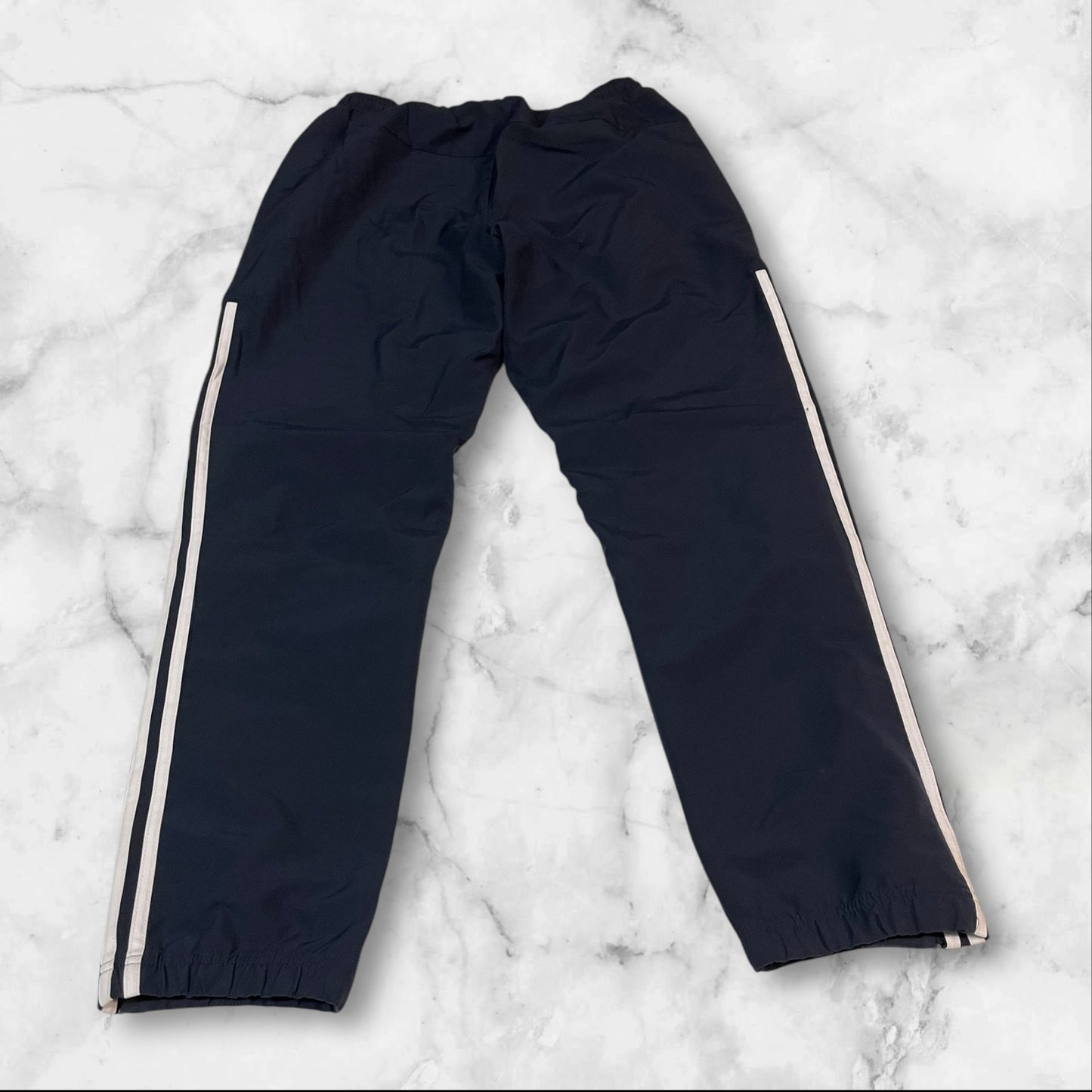 Entdecke unsere Vintage Track Pants von Nike und anderen Marken, erhältlich bei Valuxery.de - Dein Shop für trendige Vintage - Kleidung. Unsere Track Pants sind aus hochwertigen Materialien und
