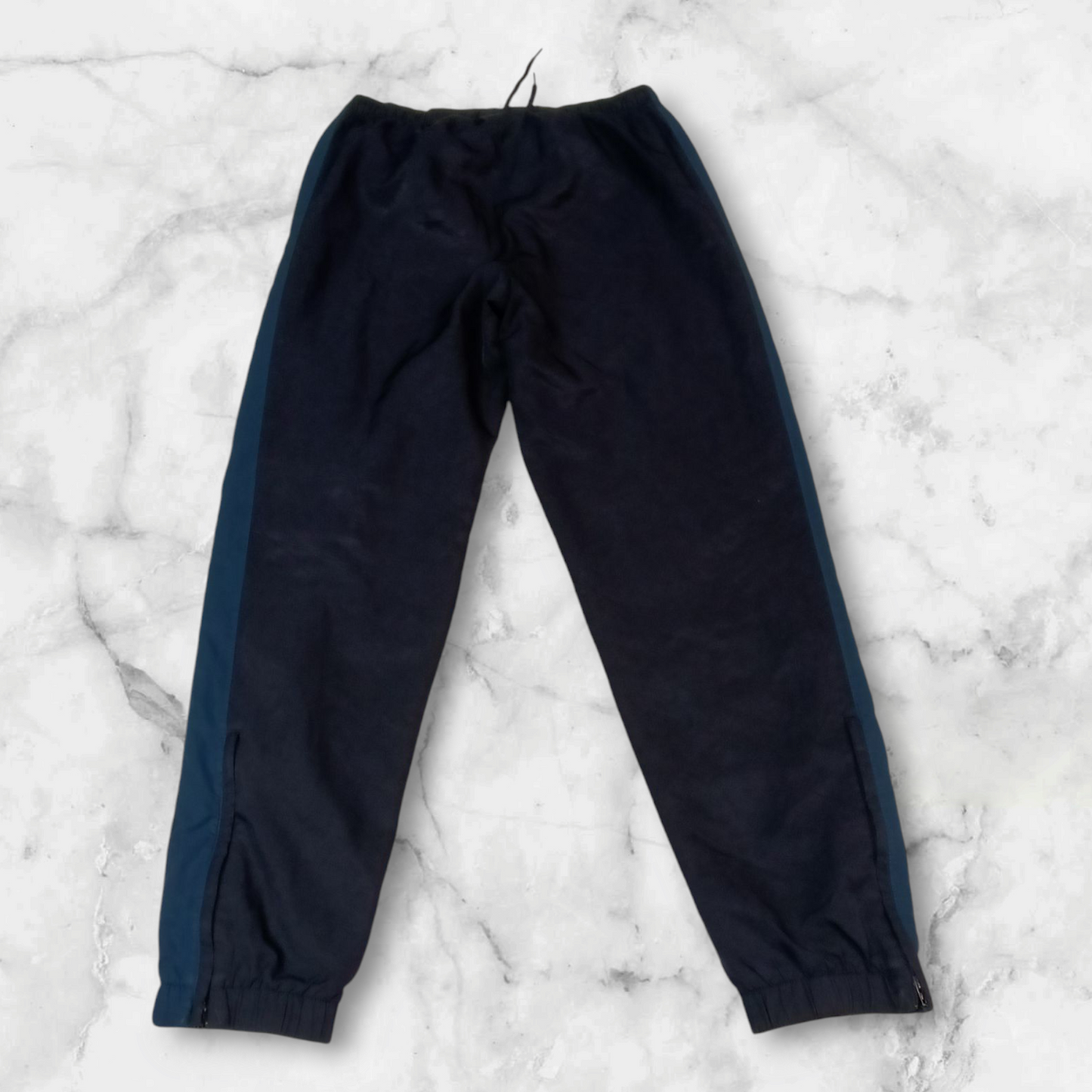 Entdecke unsere Vintage Track Pants von Nike und anderen Marken, erhältlich bei Valuxery.de - Dein Shop für trendige Vintage - Kleidung. Unsere Track Pants sind aus hochwertigen Materialien und