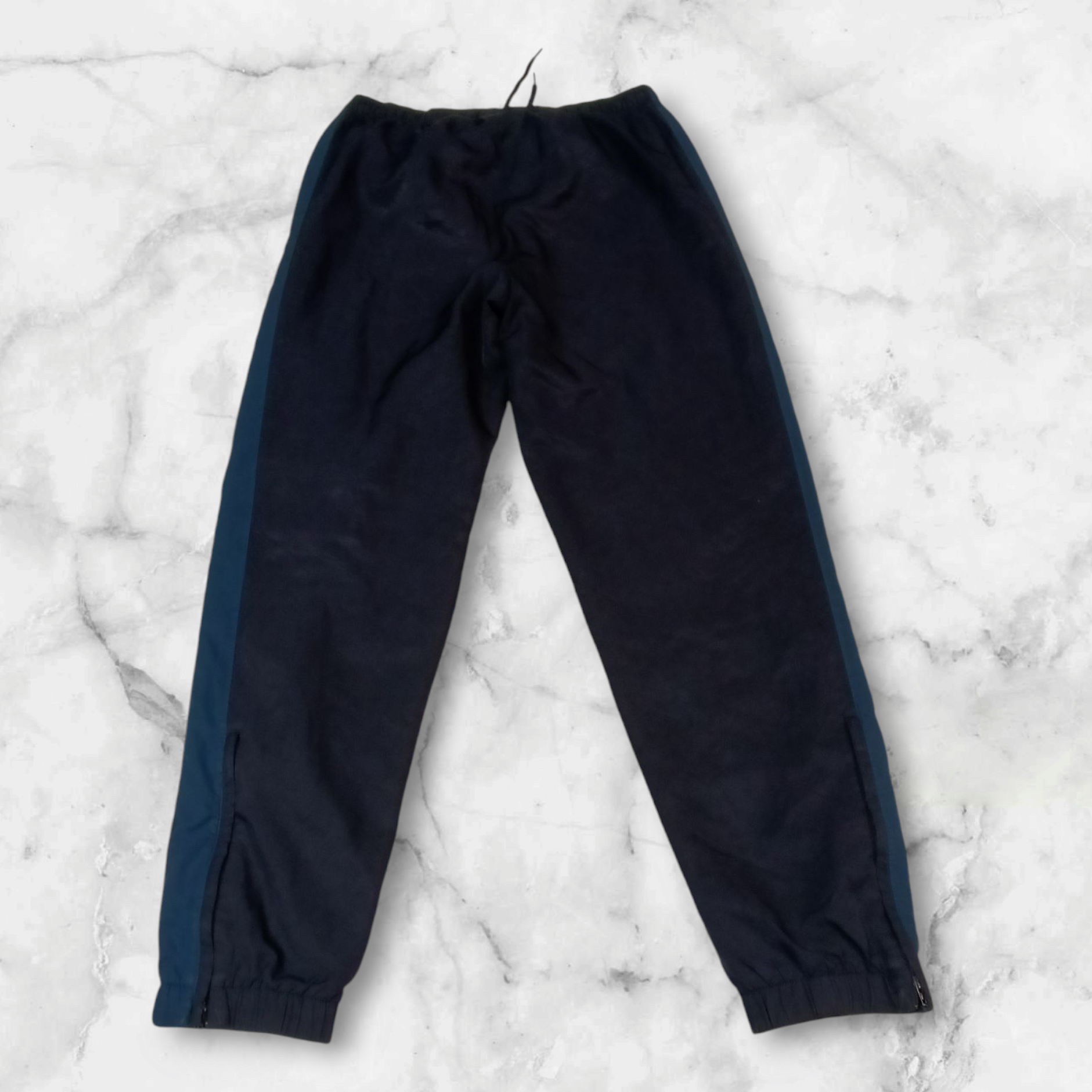 Entdecke unsere Vintage Track Pants von Nike und anderen Marken, erhältlich bei Valuxery.de - Dein Shop für trendige Vintage - Kleidung. Unsere Track Pants sind aus hochwertigen Materialien und
