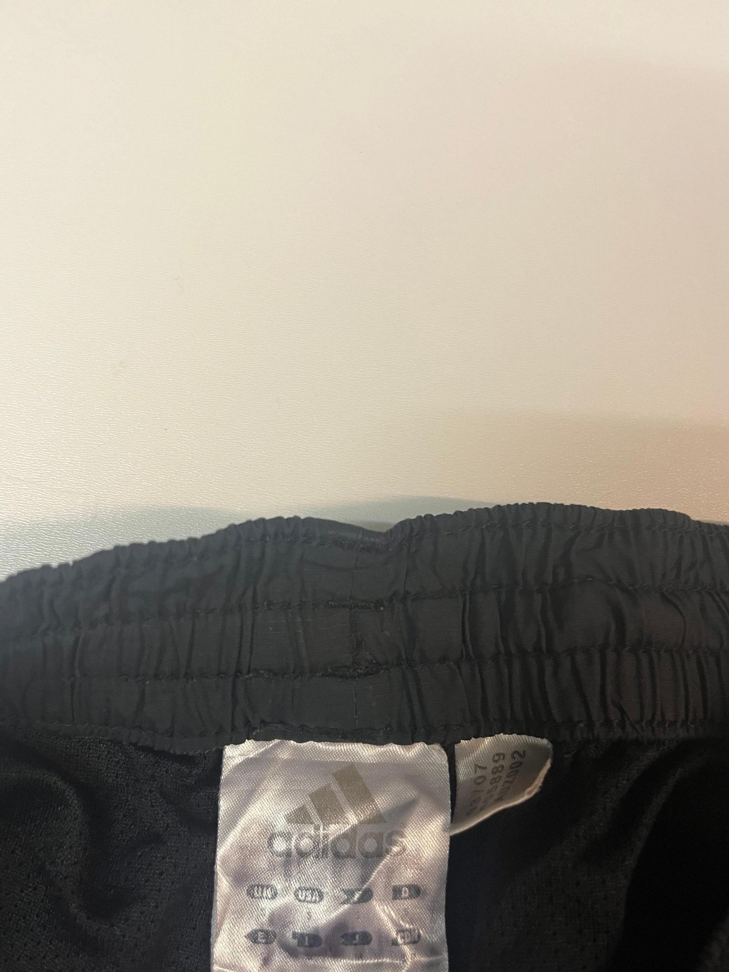 Entdecke unsere Vintage Track Pants von Nike und anderen Marken, erhältlich bei Valuxery.de - Dein Shop für trendige Vintage - Kleidung. Unsere Track Pants sind aus hochwertigen Materialien und