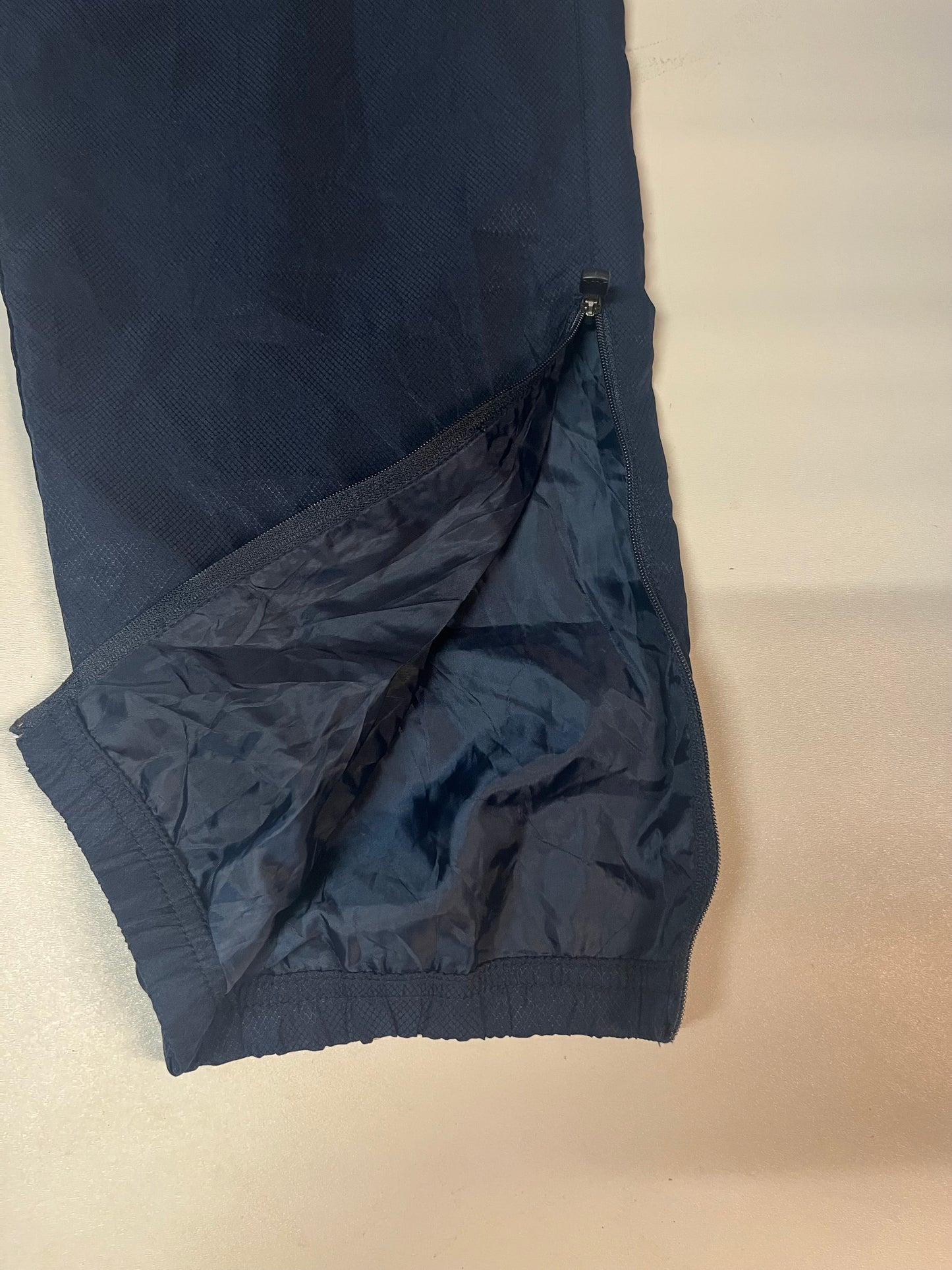 Entdecke unsere Vintage Track Pants von Nike und anderen Marken, erhältlich bei Valuxery.de - Dein Shop für trendige Vintage - Kleidung. Unsere Track Pants sind aus hochwertigen Materialien und