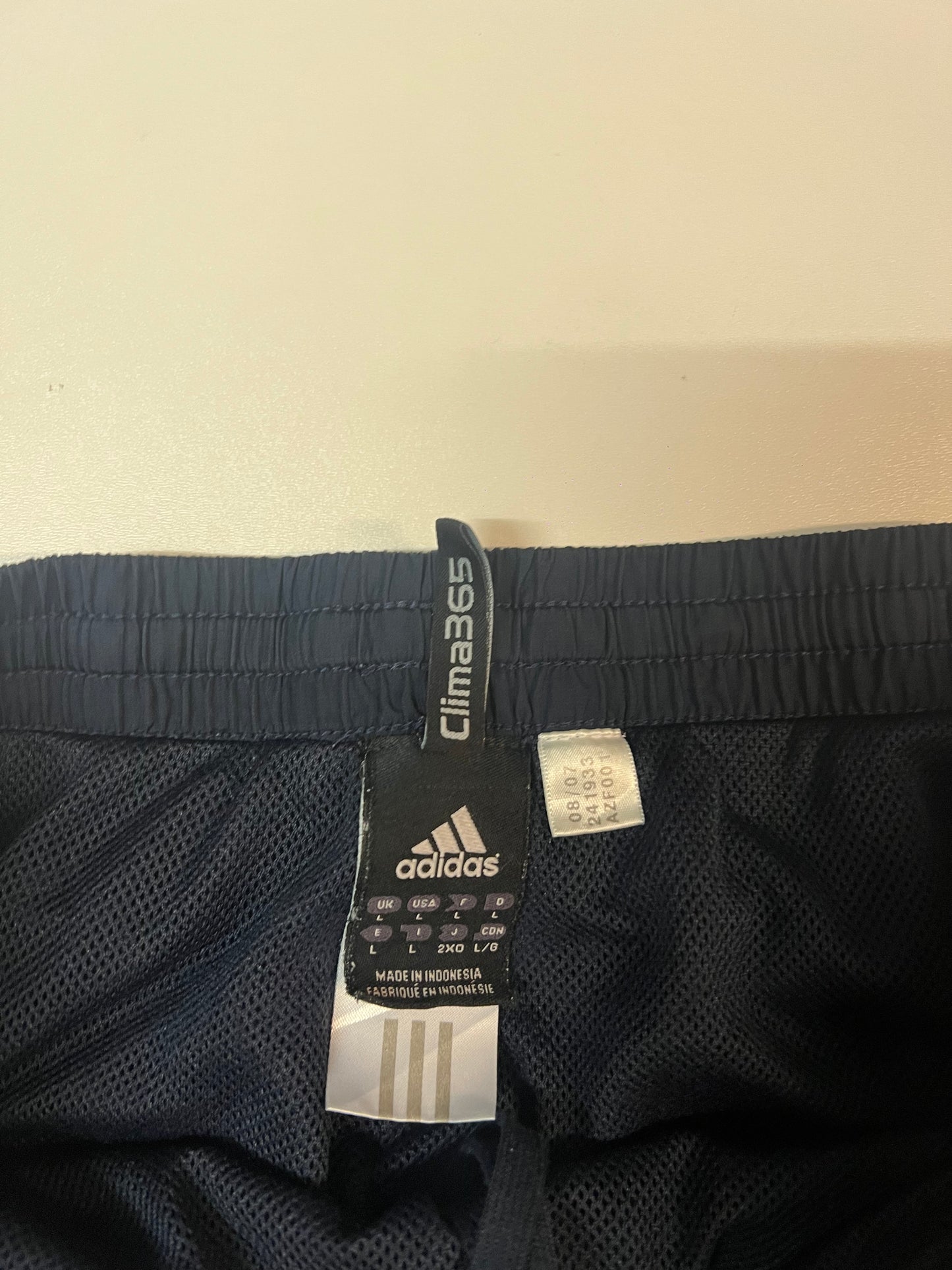 Entdecke unsere Vintage Track Pants von Nike und anderen Marken, erhältlich bei Valuxery.de - Dein Shop für trendige Vintage - Kleidung. Unsere Track Pants sind aus hochwertigen Materialien und