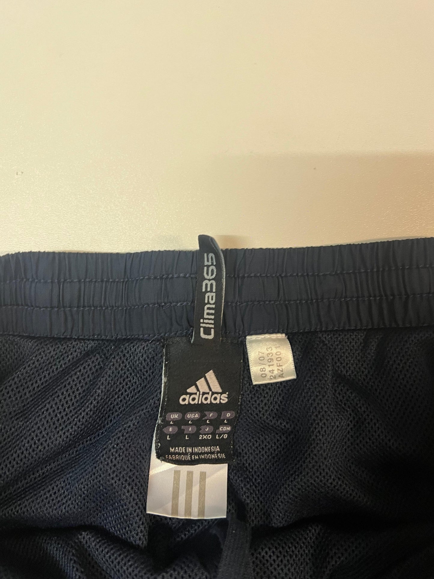 Entdecke unsere Vintage Track Pants von Nike und anderen Marken, erhältlich bei Valuxery.de - Dein Shop für trendige Vintage - Kleidung. Unsere Track Pants sind aus hochwertigen Materialien und